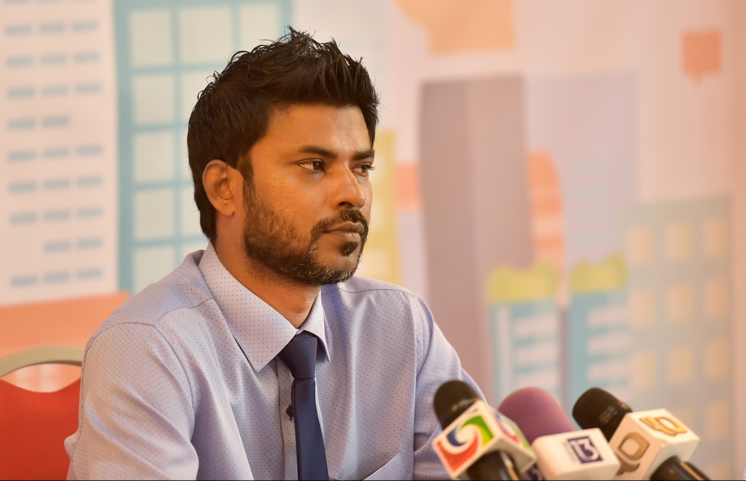 މުއާޒް، ނޫސްވެރިންނާ ވާހަކަ ދައްކަވަނީ. --މިހާރު ފޮޓޯ/ހުސައިން ވަހީދު