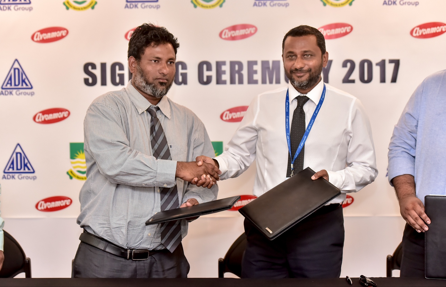 މާޒިޔާގެ ޖެނެރަލް ސެކްރެޓަރީ ވައްހާބް (ވ) އާއި އޭޑީކޭ ހޮސްޕިޓަލުގެ މެނޭޖިން ޑިރެކްޓަރު އައްފާލް ސްޕޮންސާޝިޕް އެއްބަސްވުމެއް ބަދަލުކުރައްވަނީ. --ފޮޓޯ: ނިޝާން އަލީ/ މިހާރު