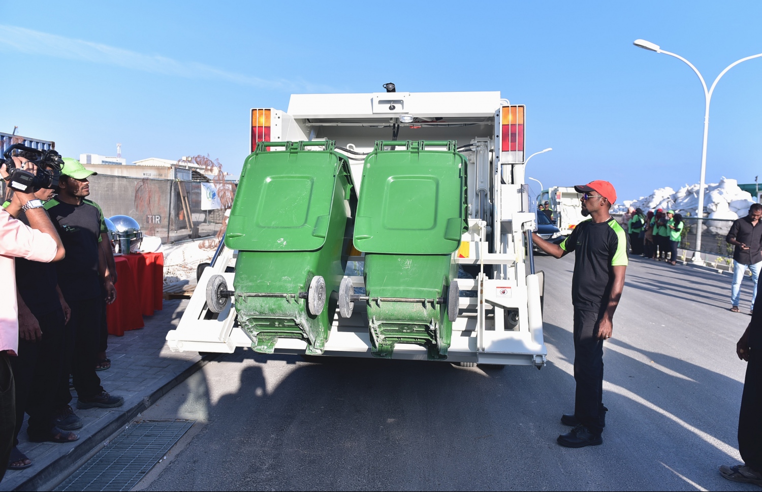 މާލެ، ފެބްރުއަރީ 13، 2017- މާލޭގައި ކުނި އުފުލުމަށްޓަކައި ވެމްކޯ އަށް އަލަށް ގެނައި އުޅަނދުތައް އިންޑަސްޓްރިއަލް ވިލެޖްގައި ދައްކާލަނީ.---ފޮޓޯ: ހުސެއިން ވަހީދު/މިހާރު