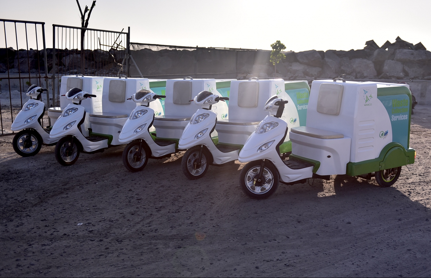 މާލެ، ފެބްރުއަރީ 13، 2017- މާލޭގައި ކުނި އުފުލުމަށްޓަކައި ވެމްކޯ އަށް އަލަށް ގެނައި 30 އުޅަނދުގެ ތެރޭގައި ހިމެނޭ ޓްރައިސައިކަލްތައް.----ފޮޓޯ: ހުސެއިން ވަހީދު/މިހާރު