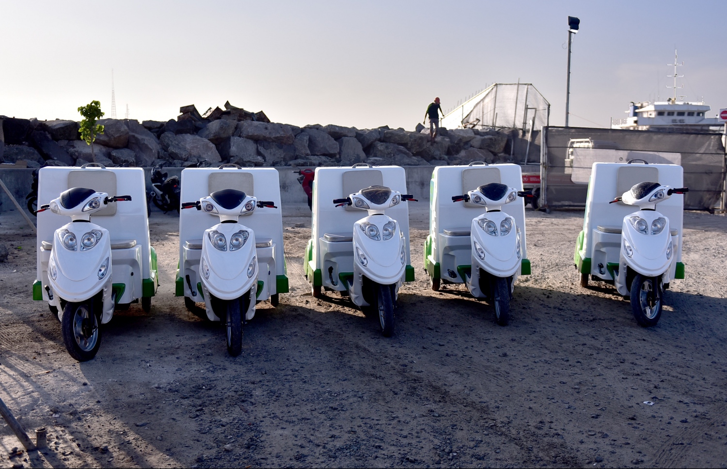 މާލެ، ފެބްރުއަރީ 13، 2017- މާލޭގައި ކުނި އުފުލުމަށްޓަކައި ވެމްކޯ އަށް އަލަށް ގެނައި 30 އުޅަނދުގެ ތެރޭގައި ހިމެނޭ ޓްރައިސައިކަލްތައް.----ފޮޓޯ: ހުސެއިން ވަހީދު/މިހާރު