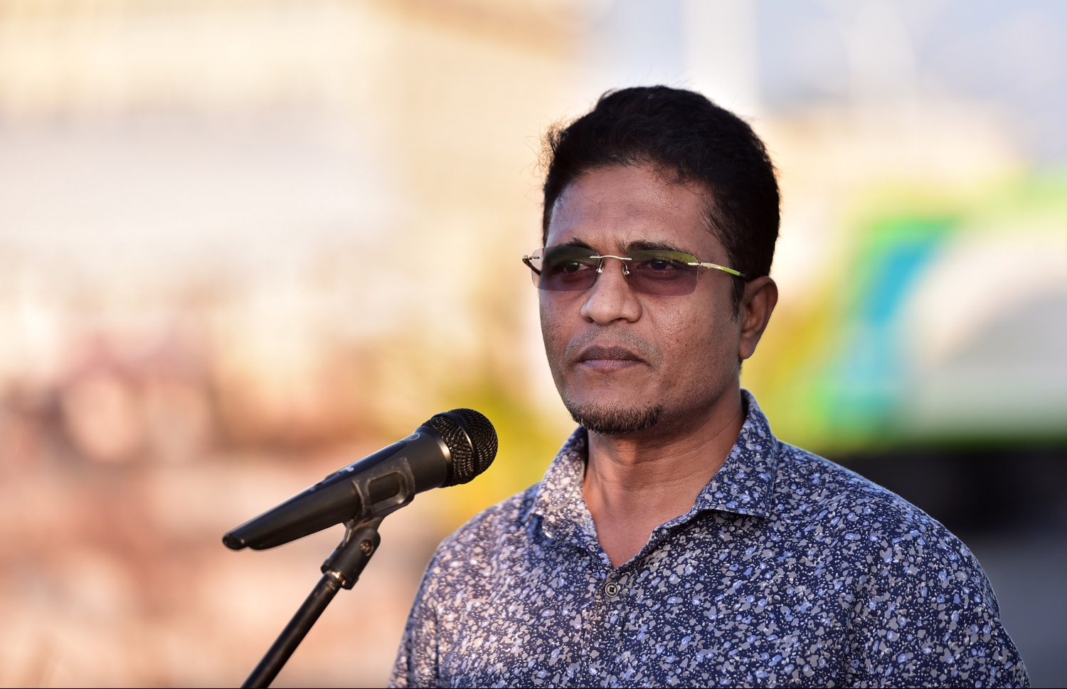 މާލެ، ފެބްރުއަރީ 13، 2017- މާލޭގައި ކުނި އުފުލުމަށްޓަކައި ވެމްކޯ އަށް އަލަށް ގެނައި އުޅަނދުތައް އިންޑަސްޓްރިއަލް ވިލެޖްގައި ދައްކާލުމަށް ބޭއްވި ހަފުލާގައި ވިލިމާލެ ދާއިރާގެ މެމްބަރު އަދި ވެރިކަން ކުރާ ޕީޕީއެމްގެ ޕާލަމެންޓްރީ ގުރޫޕުގެ ލީޑަރު އަހުމަދު ނިހާން ވާހަކަ ދައްކަވަނީ.---ފޮޓޯ: ހުސެއިން ވަހީދު/މިހާރު