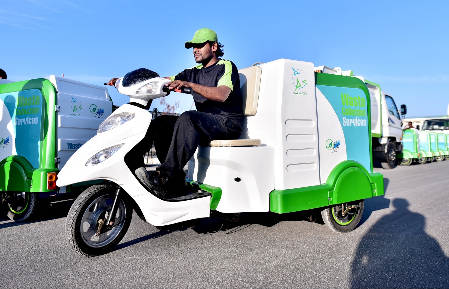 މާލެ، ފެބްރުއަރީ 13، 2017- މާލޭގައި ކުނި އުފުލުމަށްޓަކައި ވެމްކޯ އަށް އަލަށް ގެނައި އުޅަނދުތައް އިންޑަސްޓްރިއަލް ވިލެޖްގައި ދައްކާލުމުގެ ގޮތުން ޓްރައިސައިކަލެއް މީހަކު ދުއްވަނީ.---ފޮޓޯ: ހުސެއިން ވަހީދު/މިހާރު