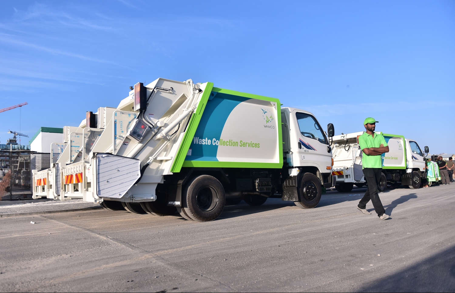 މާލެ، ފެބްރުއަރީ 13، 2017- މާލޭގައި ކުނި އުފުލުމަށްޓަކައި ވެމްކޯ އަށް އަލަށް ގެނައި އުޅަނދުތައް އިންޑަސްޓްރިއަލް ވިލެޖްގައި ދައްކާލާއިރު އެ ވެހިކަލްތަކުގެ ކައިރިން މީހަކު ހިނގާފައި ދަނީ.---ފޮޓޯ: ހުސެއިން ވަހީދު/މިހާރު