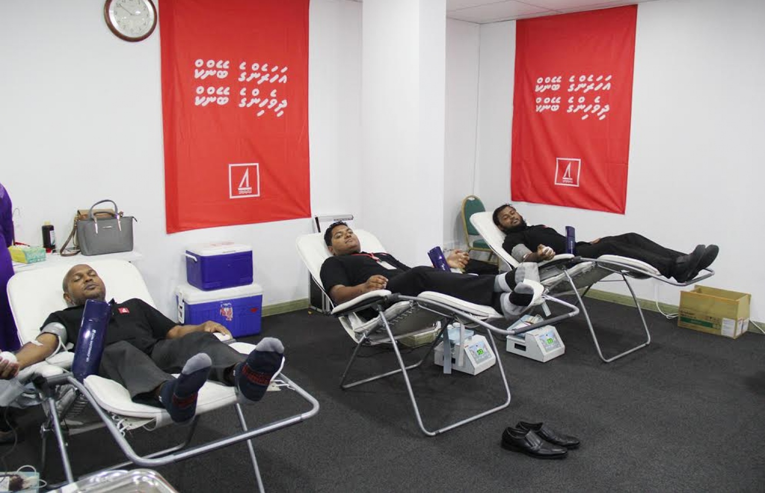 ބީއެމްއެލްގެ ތިން މުވައްޒަފަކު މިއަދު ލޭ ހަދިޔާކުރަނީ.-- ފޮޓޯ: ބީއެމްއެލް