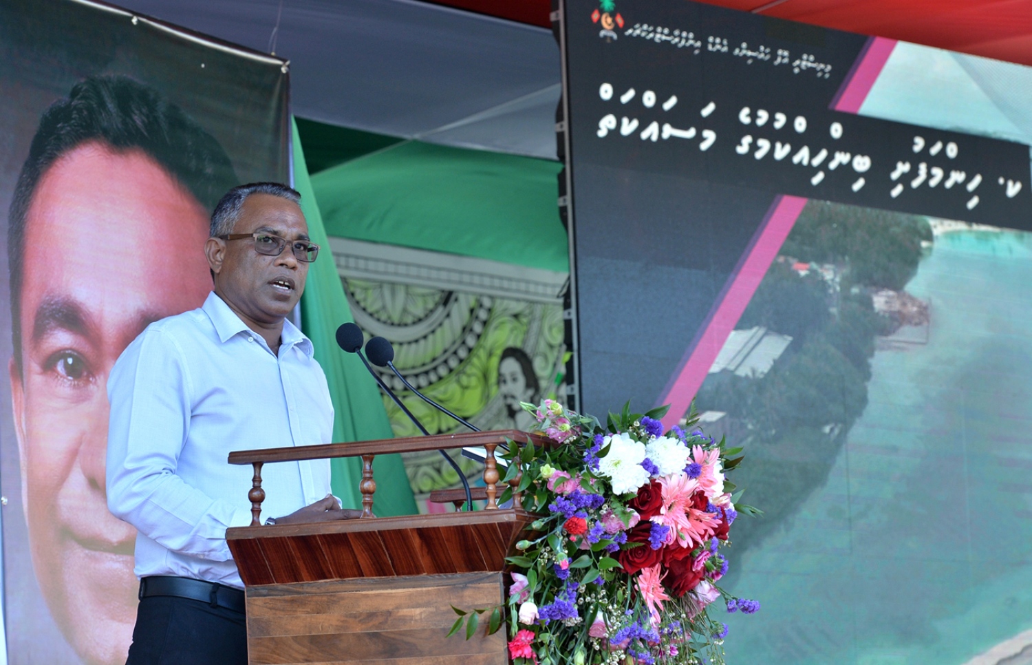 ހިންމަފުށީގެ ބިން ހިއްކުމުގެ މަޝްރޫއުގެ ނިމުން ފާހަގަކުރުމަށް އެ ރަށުގައި މިއަދު ބޭއްވި ޖަލްސާގައި އަބްދުއްރަހީމް ވާހަކަ ދައްކަވަނީ.---ފޮޓޯ: ރައީސް އޮފީސް