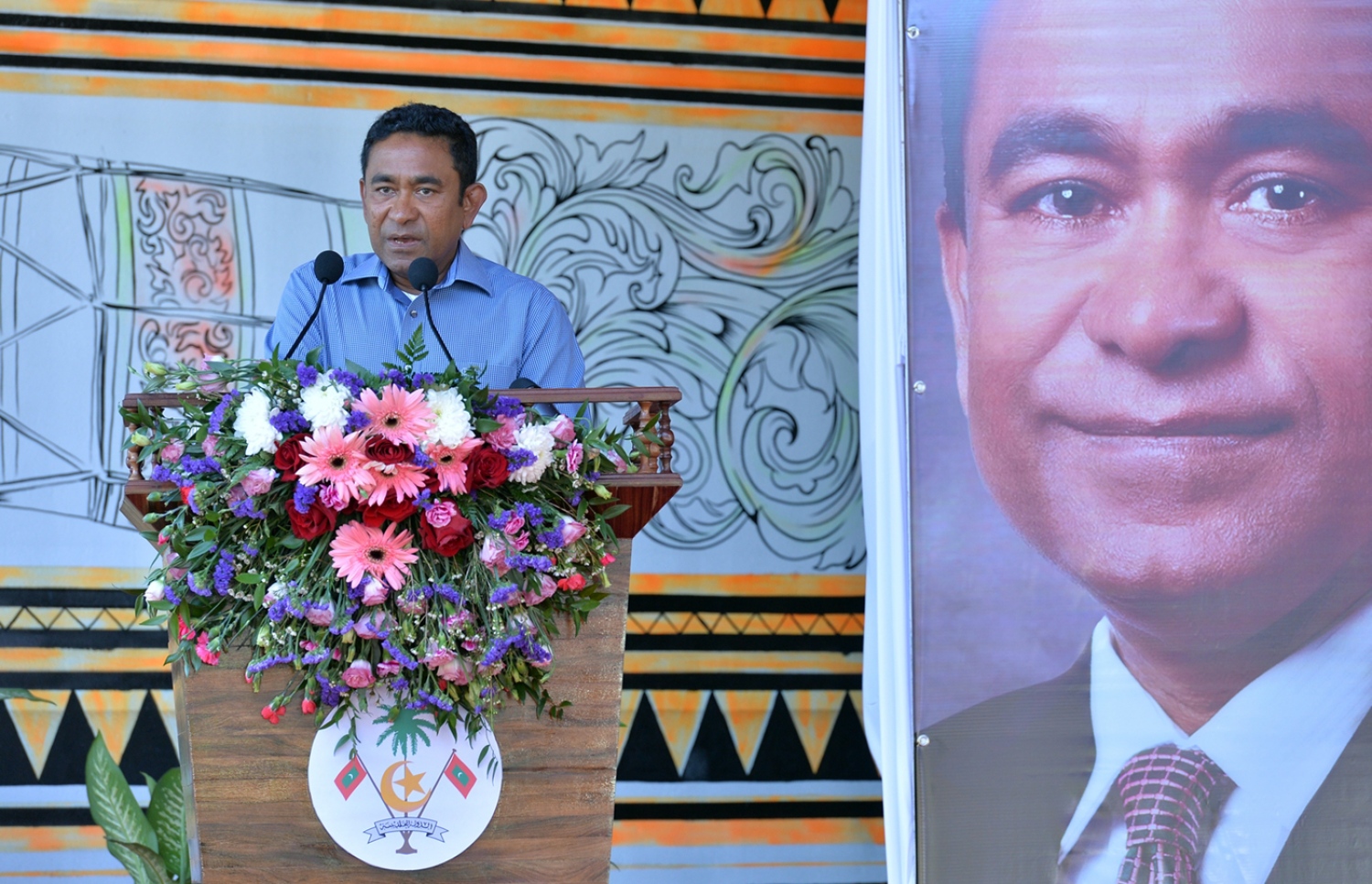 ހިންމަފުށީގެ ބިން ހިއްކުމުގެ މަޝްރޫއުގެ ނިމުން ފާހަގަކުރުމަށް މިދިޔަ ހޯމަދުވަހު އެ ރަށުގައި ބޭއްވި ރަސްމިއްޔާތުގައި ރައީސް ޔާމީން ވާހަކަފުޅު ދައްކަވަނީ:  އެ ރަށަށް ކަރަންޓުގެ މައްސަލާގައި "އާދަޔާ ޚިލާފު ތަކުލީފެއް" އުފުލަން ޖެހިގެން އުޅެނީ ކީއްވެގެންތޯ ބައްލަވަން ބޭނުންފުޅު ކަމަށް ރައީސް ޔާމީން އެ ދުވަހު ވިދާޅުވި.---ފޮޓޯ: ރައީސް އޮފީސް