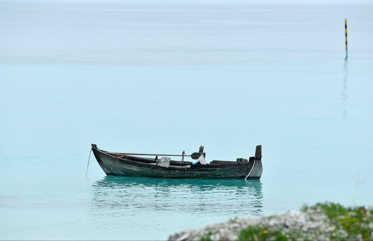 ހއ. ތަކަންދޫ ފަޅުގައި އަޅާފައި އޮތް ކުޑަ ދޯންޏެއް. -- ފޮޓޯ: އަބްދުﷲ އައުރާފް/މިހާރު