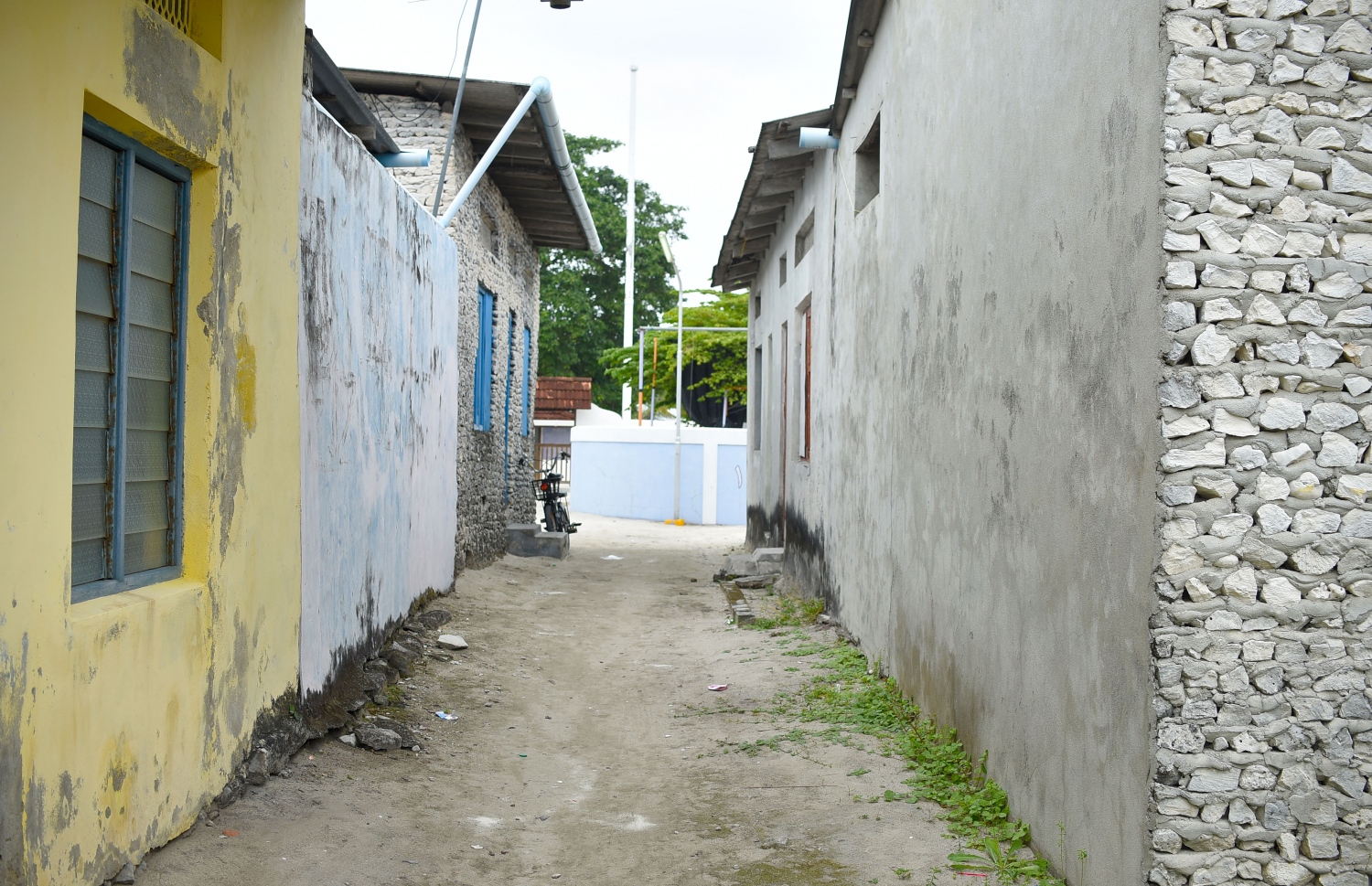 ހއ. ތަކަންދޫ ރަށު ތެރޭގެ މަންޒަރެއް. ރަށުގެ އާބާދީ މަދުވެ ފަޅުކަން ވަރަށް ބޮޑަށް ފެނޭ. -- ފޮޓޯ: އަބްދުﷲ އައުރާފް/މިހާރު