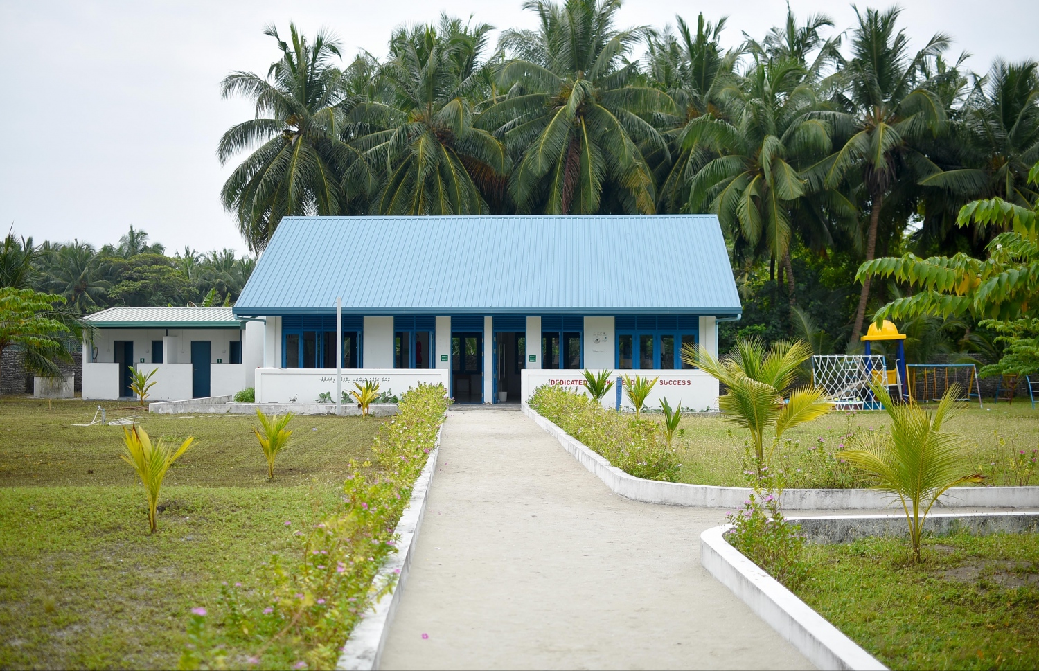 ހއ. ތަކަންދޫގައި ކިޔަވައިދިނުމަށް ބޭނުންކުރާ ސްކޫލް. އާބާދީ މަދުވުމުން ސްކޫލުގައި ދަރިވަރުންގެ އަދަދު ވަރަށް މަދު. -- ފޮޓޯ: އަބްދުﷲ އައުރާފް/މިހާރު