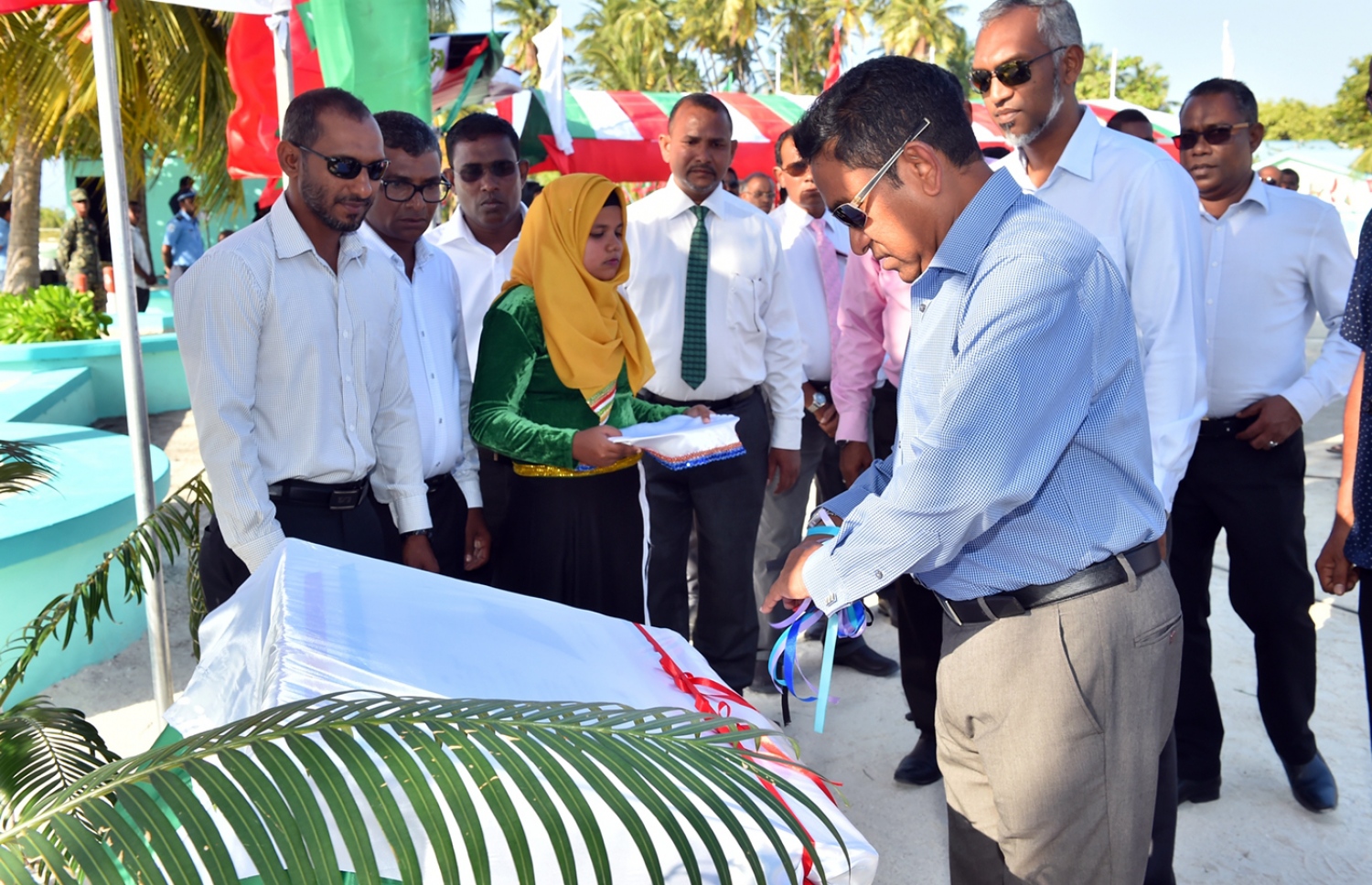 ކ. ހިންމަފުށި: ފެބްރުއަރީ 13، 2017- ހިންމަފުށީގެ ބިން ހިއްކުމުގެ މަޝްރޫއު ނިންމުމުގެ ރަސްމިއްޔާތުގައި ރައީސް ޔާމީން ބައިވެރިވެވަޑައިގަންނަވަނީ.