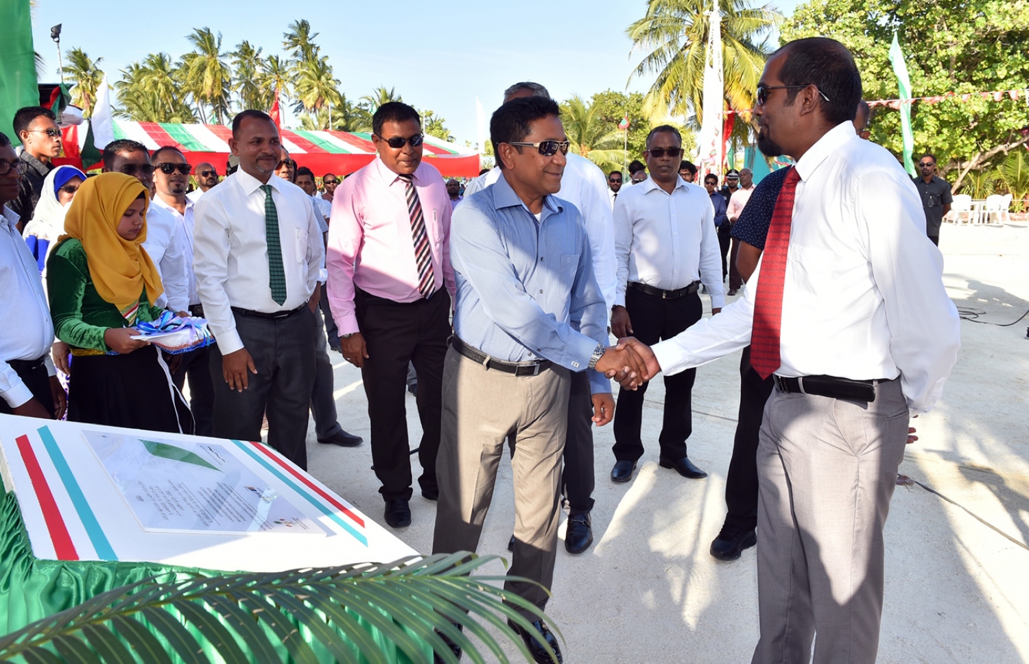 ކ. ހިންމަފުށި: ފެބްރުއަރީ 13، 2017- ހިންމަފުށީގެ ބިން ހިއްކުމުގެ މަޝްރޫއު ނިމުން ފާހަގަކުރުމަށް ބޭއްވި ރަސްމިއްޔާތުގައި ރައީސް ޔާމީން، ކައުންސިލްގެ ރައީސް ޝާންއާ ސަލާމް ކުރައްވަނީ.