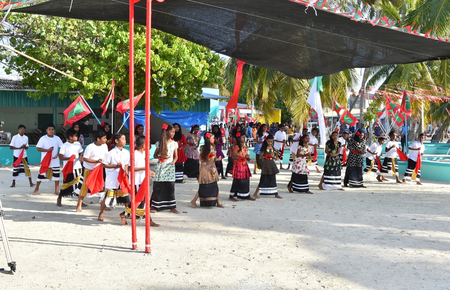 ކ. ހިންމަފުށި: ފެބްރުއަރީ 13، 2017- ހިންމަފުށީގެ ބިން ހިއްކުމުގެ މަޝްރޫއު ނިންމުމުގެ ރަސްމިއްޔާތުގައި ކުޑަކުދިންތަކެއް މުނިފޫހިފިލުވުމުގެ އައިޓަމެއް ހުށަހަޅަނީ.--- ފޮޓޯ: ރައީސް އޮފީސް