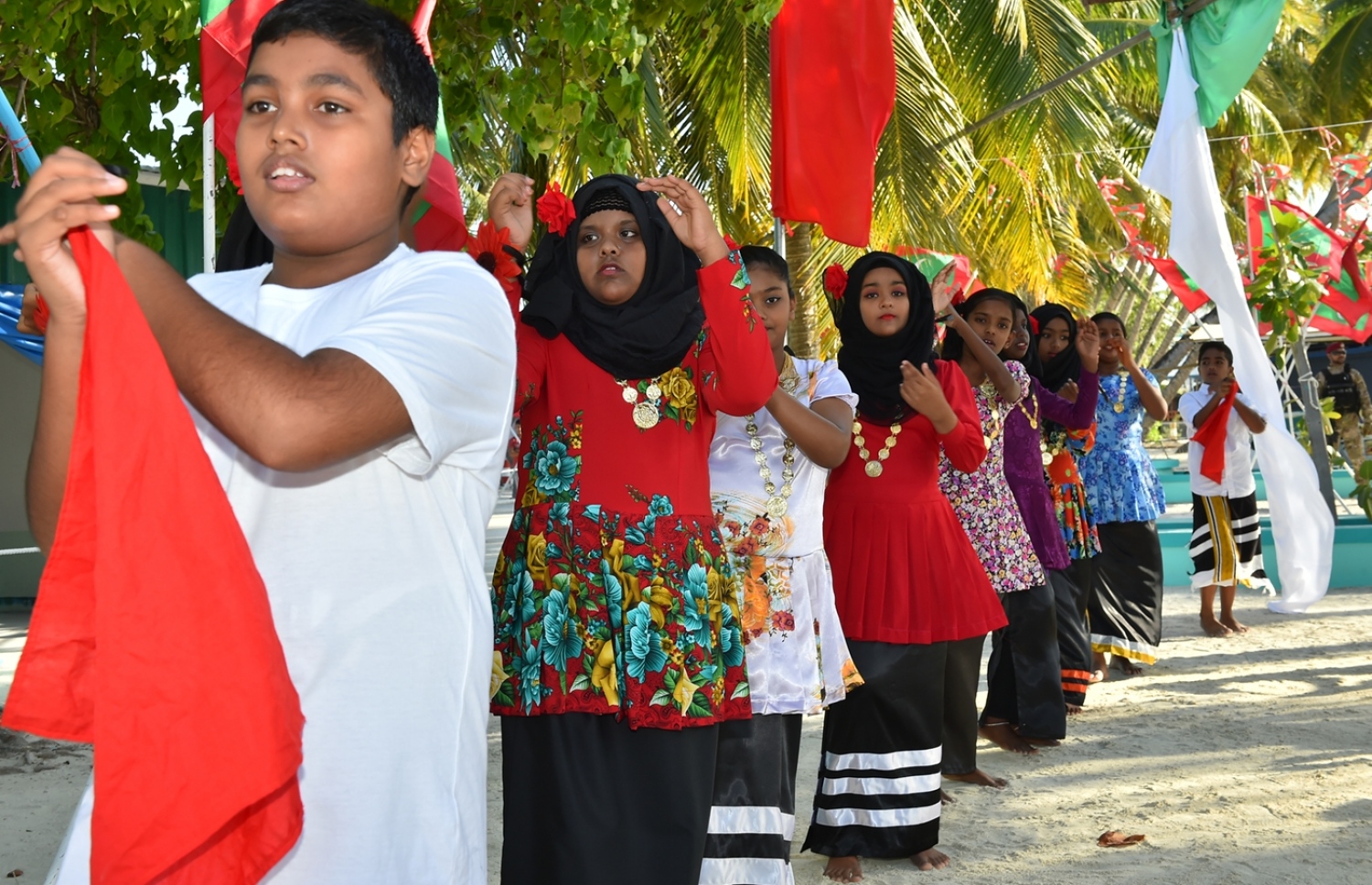 ކ. ހިންމަފުށި: ފެބްރުއަރީ 13، 2017- ހިންމަފުށީގެ ބިން ހިއްކުމުގެ މަޝްރޫއު ނިންމުމުގެ ރަސްމިއްޔާތުގައި ކުޑަކުދިންތަކެއް މުނިފޫހިފިލުވުމުގެ އައިޓަމެއް ހުށަހަޅަނީ.--- ފޮޓޯ: ރައީސް އޮފީސް