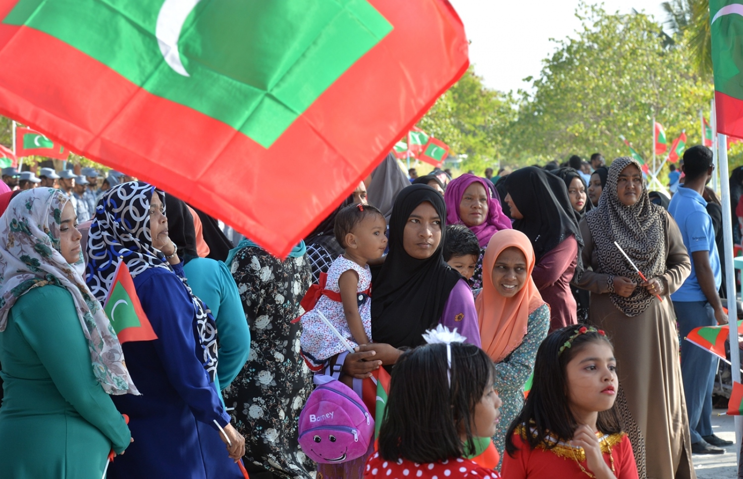 ކ. ހިންމަފުށި: ފެބްރުއަރީ 13، 2017- ހިންމަފުށީގެ ބިން ހިއްކުމުގެ މަޝްރޫއު ނިންމުމުގެ ރަސްމިއްޔާތުގައި ބައިވެރިވި ބައެއް އާންމުން.