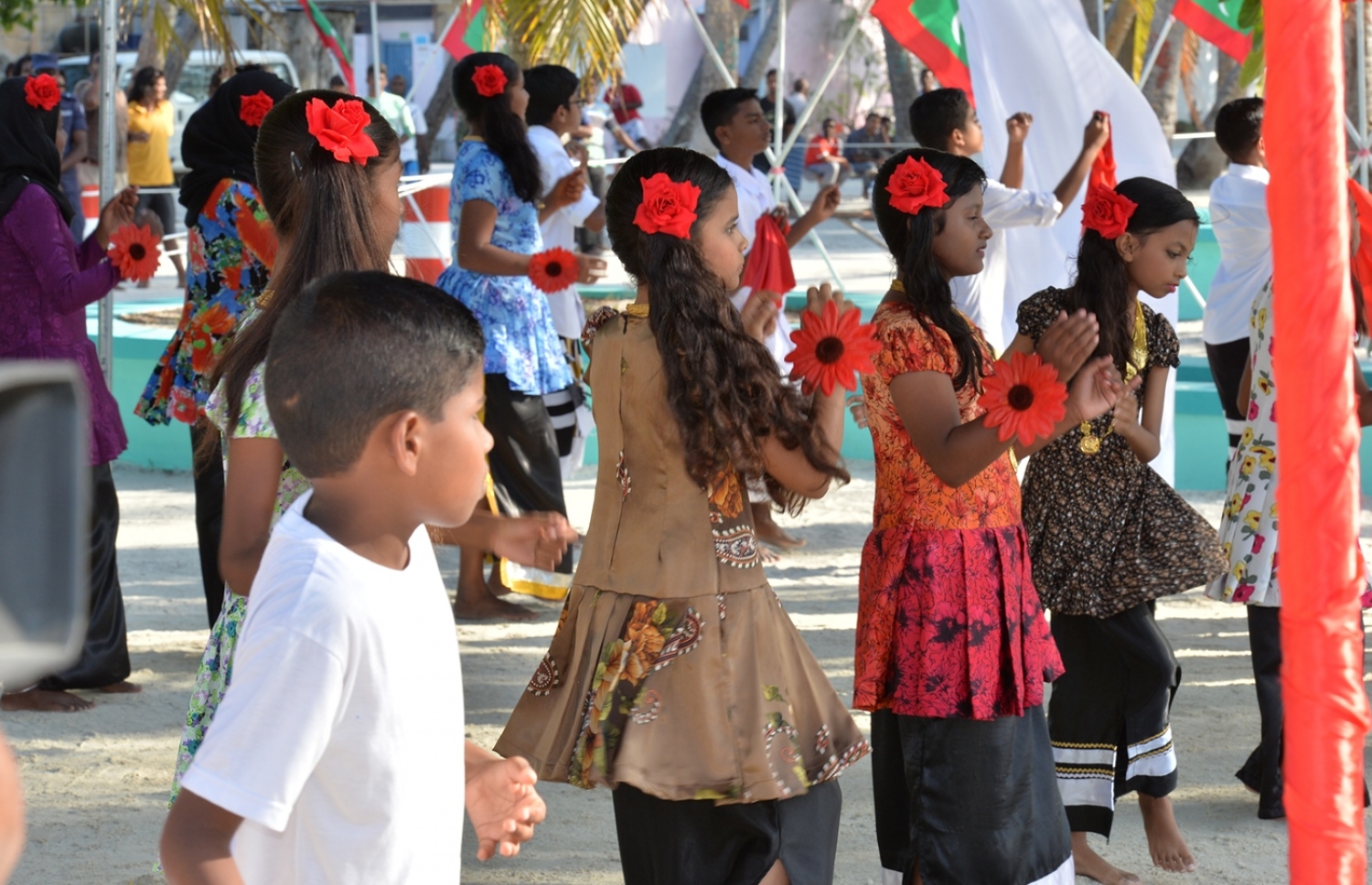 ކ. ހިއްމަފުށި: ފެބްރުއަރީ 13، 2017: ކ. ހިންމަފުށީގެ ބިން ހިއްކުމުގެ މަޝްރޫއު ނިންމުމުގެ ރަސްމިއްޔާތުގައި ކުޑަކުދިންތަކެއް މުނިފޫހިފިލުވުމުގެ އައިޓަމެއް ހުށަހަޅަނީ.--- ފޮޓޯ: ރައީސް އޮފީސް