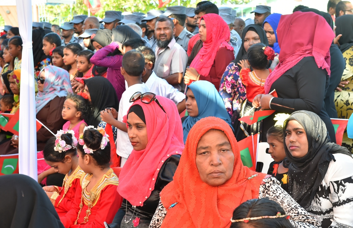 ހިންމަފުށީގެ ބިން ހިއްކުމުގެ މަޝްރޫއުގެ ނިމުން ފާހަގަކުރުމަށް މިދިޔަ ހޯމަދުވަހު އެ ރަށުގައި ބޭއްވި ރަސްމިއްޔާތުގައި ބައިވެރިވި ބައެއް އާންމުން: ހިންމަފުށީގެ ބައެއް ގޭގޭ ގެ ކަރަންޓު ބިލަށް ވަނީ އެއް ލައްކަ ރުފިޔާ އަރާފައި.---ފޮޓޯ: ރައީސް އޮފީސް