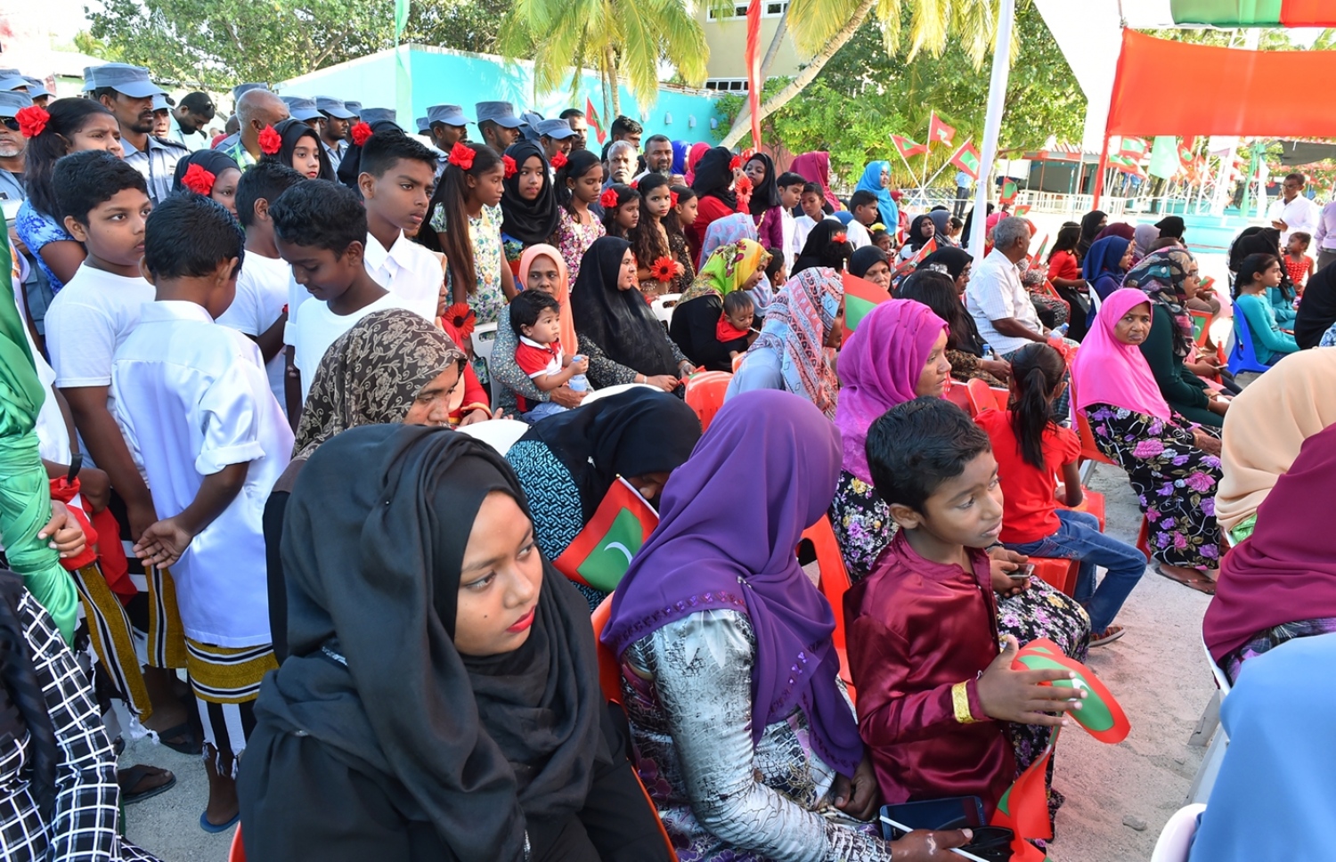 ކ. ހިންމަފުށި: ފެބްރުއަރީ 13، 2017- މި ރަށުގެ ބިން ހިއްކައި ނިންމުމުގެ ރަސްމިއްޔާތުގައި ރަށުގެ ބައެއް އާންމުން ބައިވެރިވަނީ.