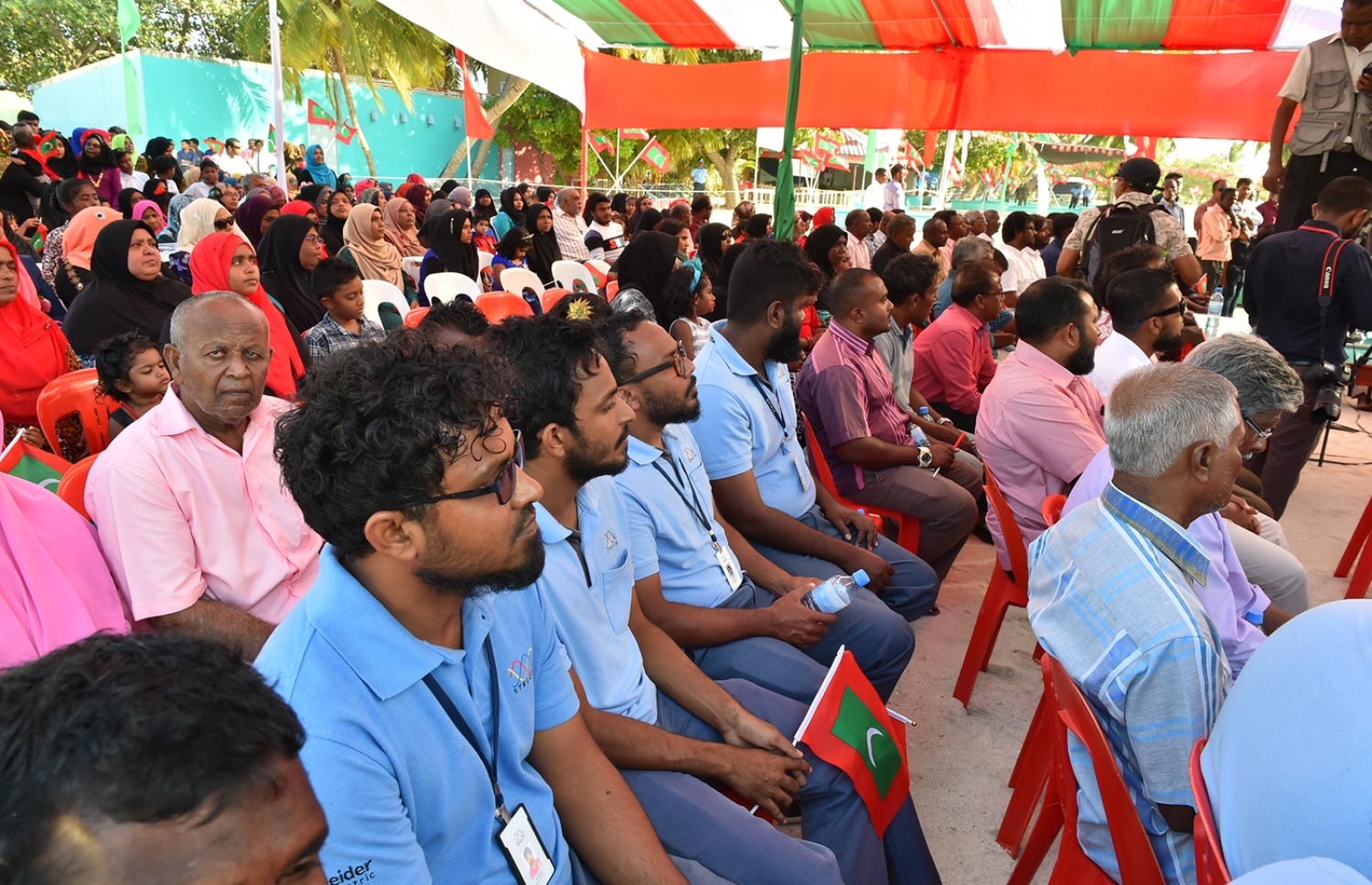 ކ. ހިންމަފުށި: ފެބްރުއަރީ 13، 2017- ހިންމަފުށީގެ ބިން ހިއްކުމުގެ މަޝްރޫއު ނިންމުމުގެ ރަސްމިއްޔާތުގައި ސަރުކާރުގެ ބައެއް މުއައްސަސާތަކުގެ މުވައްޒަފުންނާއި ރައްޔިތުން ބައިވެރިވަނީ.