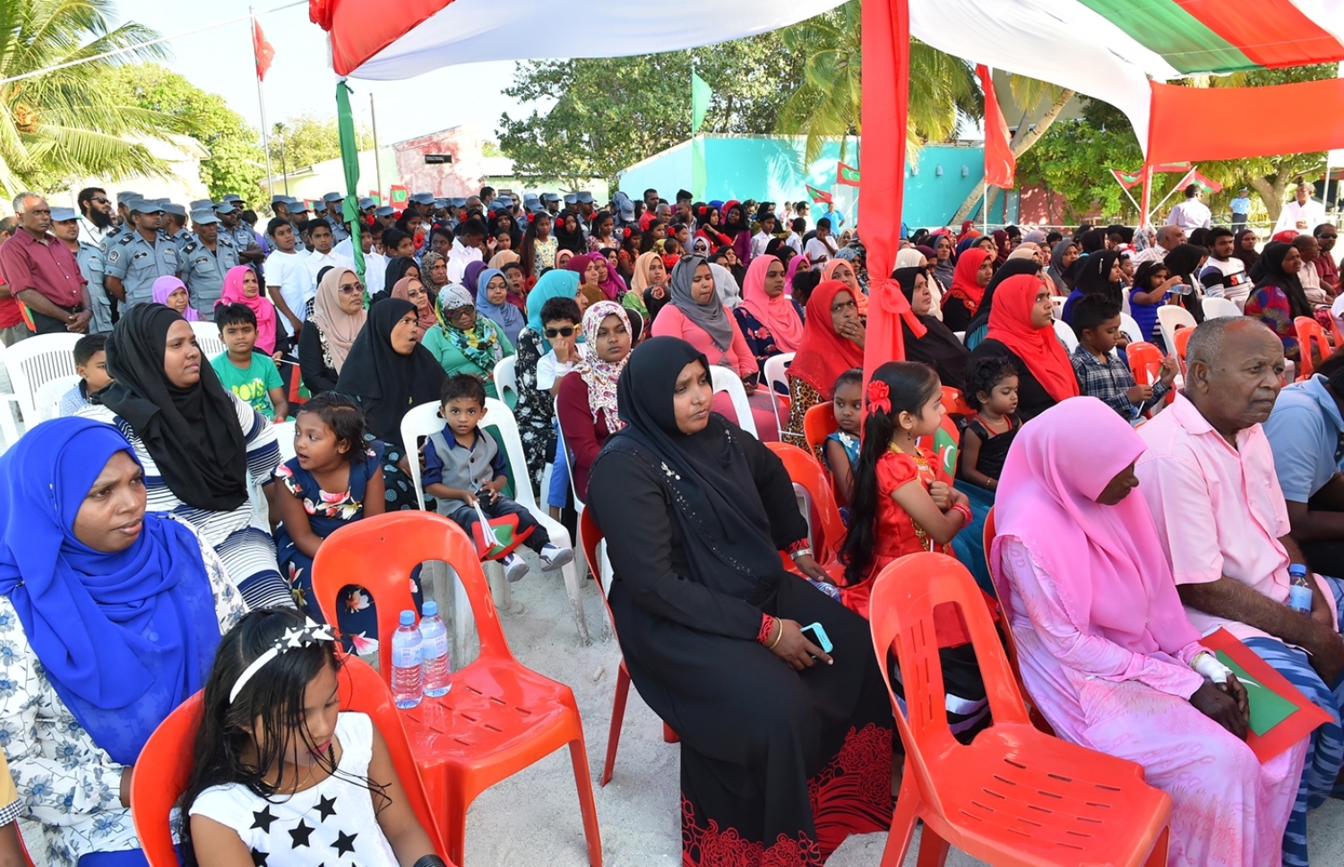 ކ. ހިންމަފުށި: ފެބްރުއަރީ 13، 2017- ހިންމަފުށީގެ ބިން ހިއްކުމުގެ މަޝްރޫއު ނިންމުމުގެ އެ ރަށުގެ ބައެއް އާންމުން ބައިވެރިވަނީ.