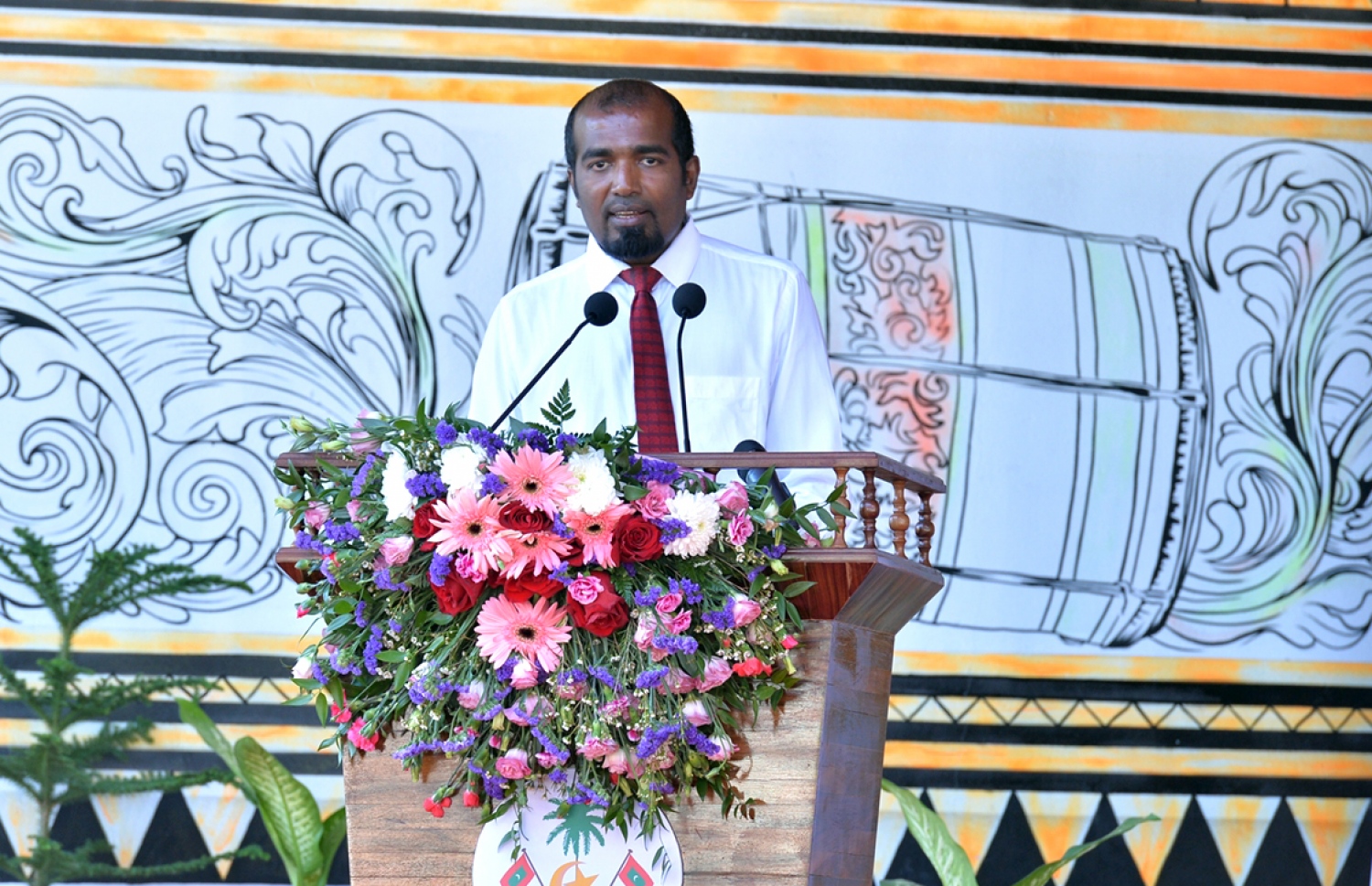 ހިންމަފުށީގެ ބިން ހިއްކުމުގެ މަޝްރޫއުގެ ނިމުން ފާހަގަކުރުމަށް މިދިޔަ ހޯމަދުވަހު އެ ރަށުގައި ބޭއްވި ރަސްމިއްޔާތުގައި ކައުންސިލްގެ ރައީސް ޝާން ވާހަކަ ދައްކަވަނީ: ކަރަންޓުގެ މައްސަލަ ރައީސް ޔާމީންގެ ސަމާލުކަމަށް ގެންނެވި---ފޮޓޯ: ރައީސް އޮފީސް