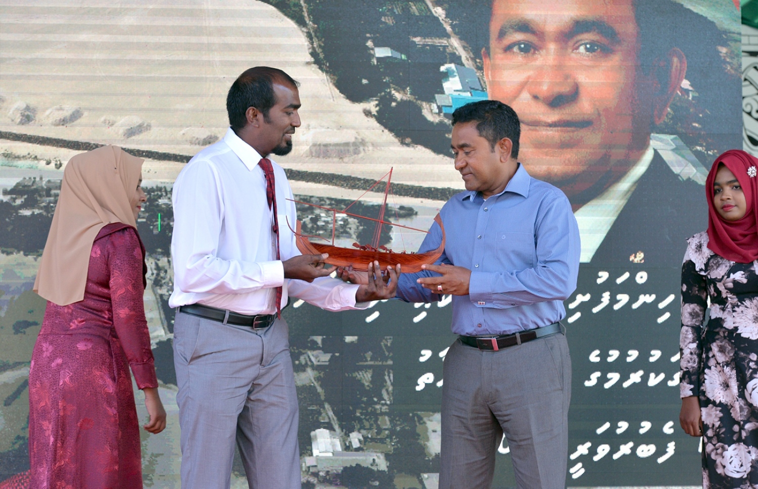 ކ. ހިންމަފުށި: ފެބްރުއަރީ 13، 2017- މި ރަށުގެ ބިން ހިއްކައި ނިންމުމުގެ ރަސްމިއްޔާތުގައި، ހިންމަފުށީ ކައުސިލްގެ ރައީސް ޝާން އިބްރާހީމް، ލަކުޑިން ހަދާފައިވާ ކުޑަ ދޯންޏެއް ރައީސް ޔާމީނަށް އަރުވަނީ.