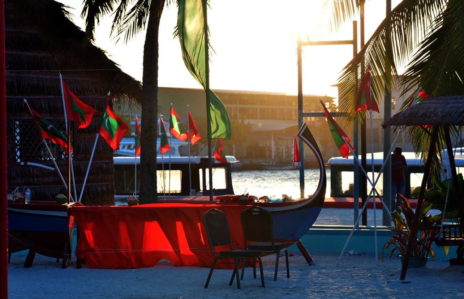 ކ. ހިންމަފުށި: ފެބްރުއަރީ 13، 2017- މި ރަށުގެ ބިން ހިއްކައި ނިންމުމުގެ ރަސްމިއްޔާތަށް ގައުމީ ދިދަ ޖަހައި ޒީނަތްތެރިކޮށްފައި: މި ރަސްމިއްޔާތު ޝަރަފުވެރި ކޮށްދެއްވަމުން ރައީސް ޔާމީން ވިދާޅުވީ، ހިންމަފުށީގެ ބިން ހިއްކުމުން އެ ރަށުގެ ބިމަށް ގާތްގަނޑަކަށް ތިންބައިކުޅަ ދެބައި އިތުރުވެފައިވާ ކަމަށް