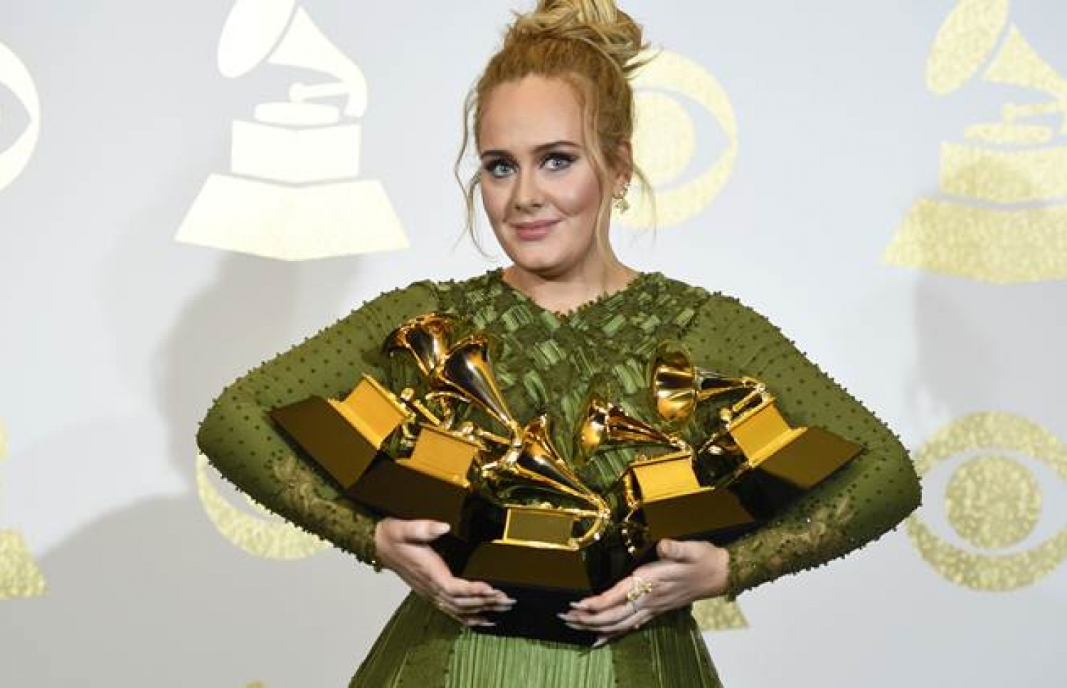 އެޑެލް އޭނާ އަށް ލިބުނު ފަސް ގްރެމީއާ އެކު.