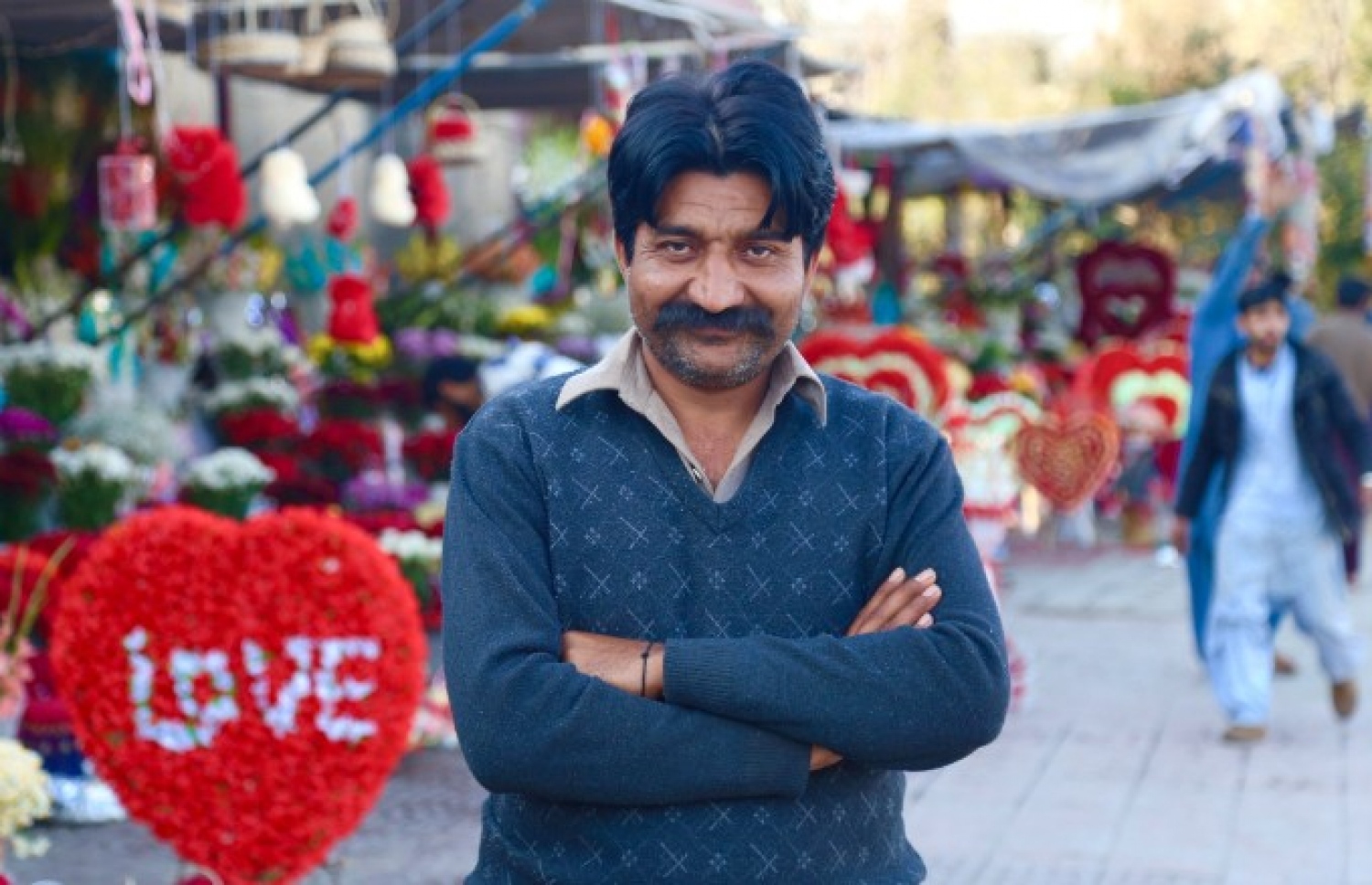 ޕާކިސްތާނުގައި މާ ވިއްކާ ފިހާރައެއްގެ މީހަކު މަޑުކޮށްލައިގެން: ވެލެންޓައިންސް ޑޭ އާ ދިމާކޮށް 2،000 ޑޮލަރު އިންވެސްޓްކުރި ކަމަށް އޭނާ ބުނި. --ފޮޓޯ:ސީއެންއެން