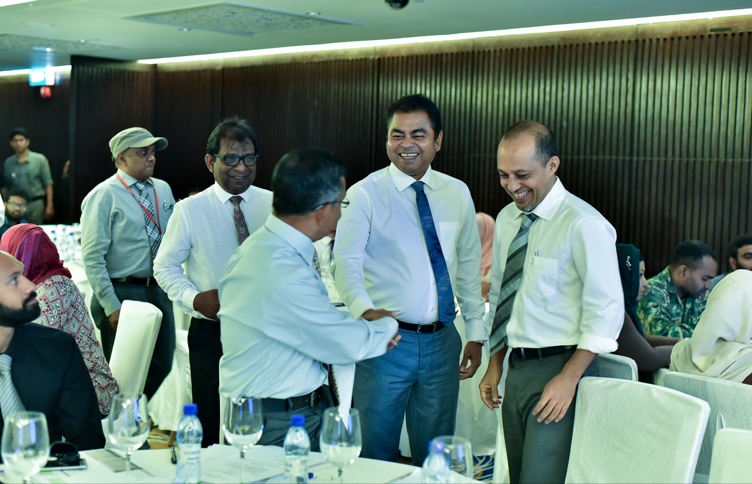 މާލެ: ފެބްރުއަރީ 15، 2017: މޯލްޑިވްސް އެސޯސިއޭޝަން އޮފް ކޮންސްޓްރަކްޝަން އިންޑަސްޓްރީ (މަސީ) ގެ ފަރާތުން، އިމާރާތް ކުރުމަށް ހުރި ދަތިތަކާ ބެހޭ ގޮތުން މަޝްވަރާކޮށް ހައްލެއް ހޯދުމަށް ހޮޓެލް ޖެންގައި ބޭއްވި ސެމިިނާގައި، އެންވާރްމަންޓް މިނިސްޓަރު ތޯރިގް އިބްރާހިމް ބޭފުޅަކާ ސަލާމް ކުރައްވަނީ.-- ފޮޓޯ: ނިޝާން އަލީ/ މިހާރު