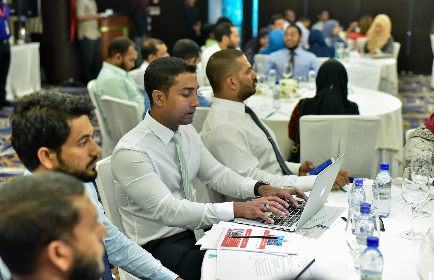 މާލެ: ފެބްރުއަރީ 15، 2017: މޯލްޑިވްސް އެސޯސިއޭޝަން އޮފް ކޮންސްޓްރަކްޝަން އިންޑަސްޓްރީ (މަސީ) ގެ ފަރާތުން، އިމާރާތް ކުރުމަށް ހުރި ދަތިތަކާ ބެހޭ ގޮތުން މަޝްވަރާކޮށް ހައްލެއް ހޯދުމަށް ހޮޓެލް ޖެންގައި ބޭއްވި ސެމިިނާގެ ތެރެއިން.-- ފޮޓޯ: ނިޝާން އަލީ/ މިހާރު