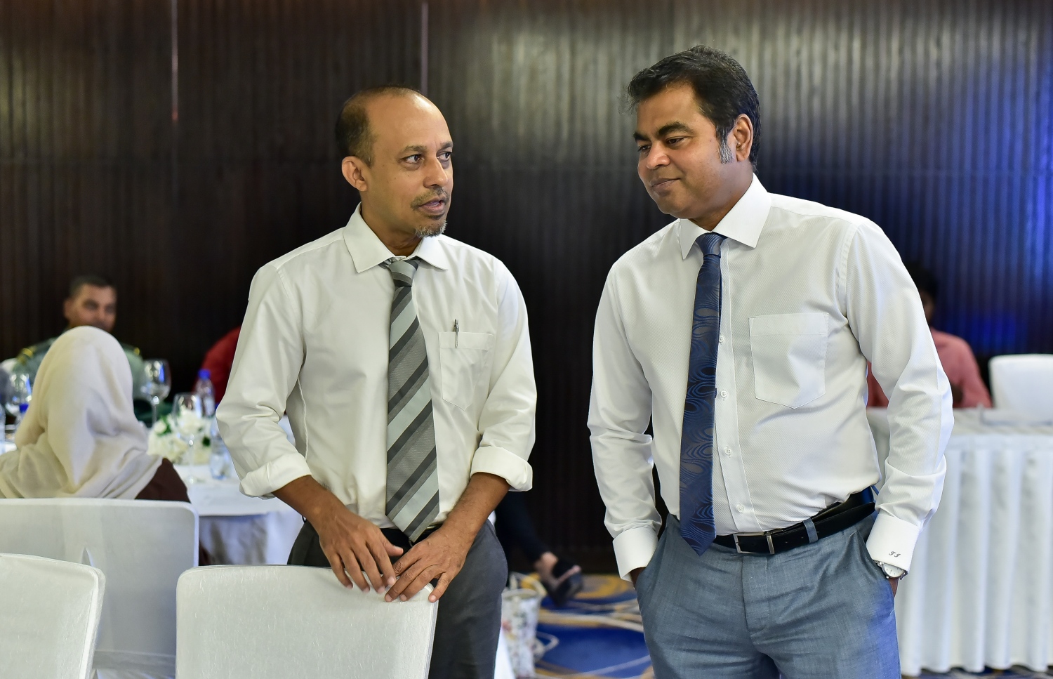 މާލެ: ފެބްރުއަރީ 15، 2017: މޯލްޑިވްސް އެސޯސިއޭޝަން އޮފް ކޮންސްޓްރަކްޝަން އިންޑަސްޓްރީ (މަސީ) ގެ ފަރާތުން، އިމާރާތް ކުރުމަށް ހުރި ދަތިތަކާ ބެހޭ ގޮތުން މަޝްވަރާކޮށް ހައްލެއް ހޯދުމަށް ހޮޓެލް ޖެންގައި ބޭއްވި ސެމިިނާގައި، އެންވާރްމަންޓް މިނިސްޓަރު އިބްރާހިމް ތޯރިގް (ކ) ބައިވެރިވެ ވަޑައިގަންނަވަނީ.-- ފޮޓޯ: ނިޝާން އަލީ/ މިހާރު