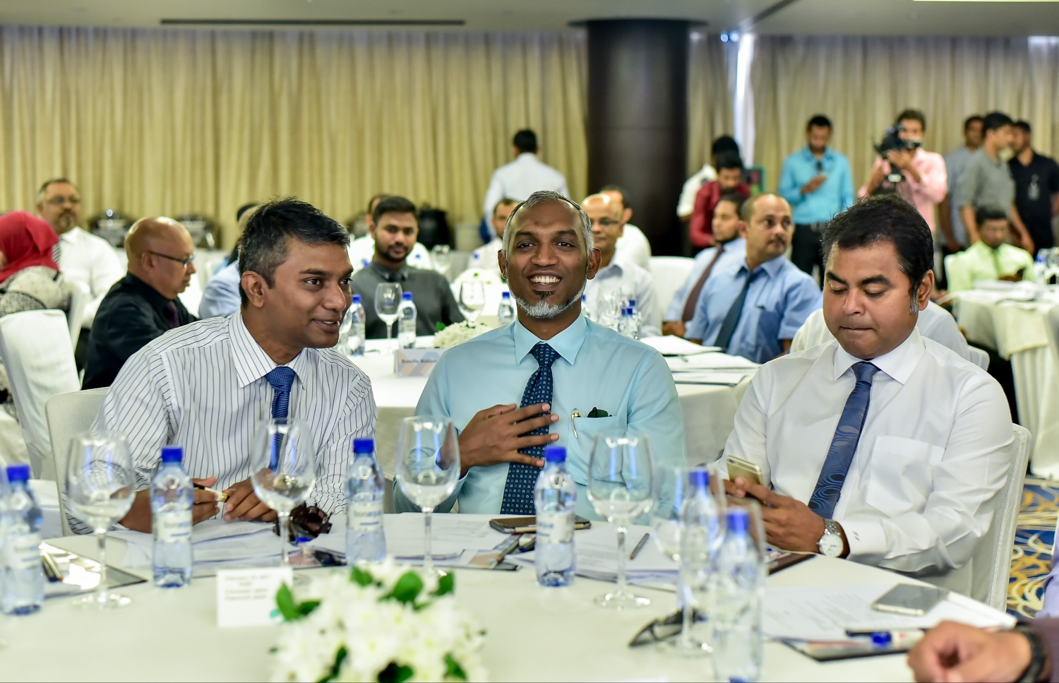 މާލެ: ފެބްރުއަރީ 15، 2017: މޯލްޑިވްސް އެސޯސިއޭޝަން އޮފް ކޮންސްޓްރަކްޝަން އިންޑަސްޓްރީ (މަސީ) ގެ ފަރާތުން، އިމާރާތް ކުރުމަށް ހުރި ދަތިތަކާ ބެހޭ ގޮތުން މަޝްވަރާކޮށް ހައްލެއް ހޯދުމަށް ހޮޓެލް ޖެންގައި ބޭއްވި ސެމިިނާގައި ހައުސިން މިނިސްޓަރު މުހައްމަދު މުއިއްޒު (މ)، އެންވާރްމަންޓް މިނިސްޓަރު ތޯރިގް އިބްރާހިމް (ކ) އަދި މަސީގެ ރައީސް މުހައްމަދު އަލީ ޖަނާހް (ވ) ބައިވެރިވެ ވަޑައިގަންނަވަނީ.-- ފޮޓޯ: ނިޝާން އަލީ/ މިހާރު