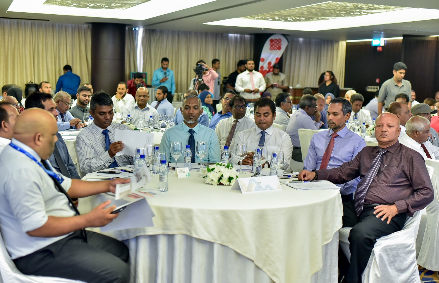 މާލެ: ފެބްރުއަރީ 15، 2017: މޯލްޑިވްސް އެސޯސިއޭޝަން އޮފް ކޮންސްޓްރަކްޝަން އިންޑަސްޓްރީ (މަސީ) ގެ ފަރާތުން، އިމާރާތް ކުރުމަށް ހުރި ދަތިތަކާ ބެހޭ ގޮތުން މަޝްވަރާކޮށް ހައްލެއް ހޯދުމަށް ހޮޓެލް ޖެންގައި ބޭއްވި ސެމިިނާގައި ހައުސިން މިނިސްޓަރު މުހައްމަދު މުއިއްޒު (މ)، އެންވާރްމަންޓް މިނިސްޓަރު ތޯރިގް އިބްރާހިމް (ކ-3) އަދި މަސީގެ ރައީސް މުހައްމަދު އަލީ ޖަނާހް (ވ-2) ބައިވެރިވެ ވަޑައިގަންނަވަނީ.-- ފޮޓޯ: ނިޝާން އަލީ/ މިހާރު