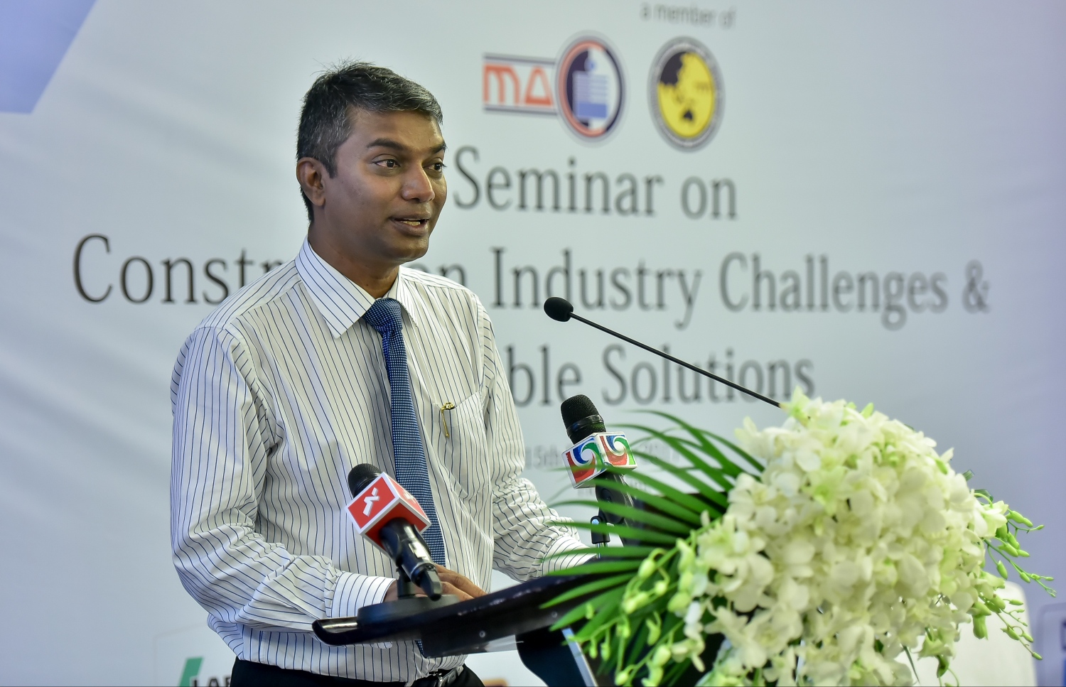 މާލެ: ފެބްރުއަރީ 15، 2017: މޯލްޑިވްސް އެސޯސިއޭޝަން އޮފް ކޮންސްޓްރަކްޝަން އިންޑަސްޓްރީ (މަސީ) ގެ ފަރާތުން، އިމާރާތް ކުރުމަށް ހުރި ދަތިތަކާ ބެހޭ ގޮތުން މަޝްވަރާކޮށް ހައްލެއް ހޯދުމަށް ހޮޓެލް ޖެންގައި ބޭއްވި ސެމިިނާގައި މަސީގެ ރައީސް މުހައްމަދު އަލީ ޖަނާހް ވާހަކަ ދައްކަވަނީ.-- ފޮޓޯ: ނިޝާން އަލީ/ މިހާރު