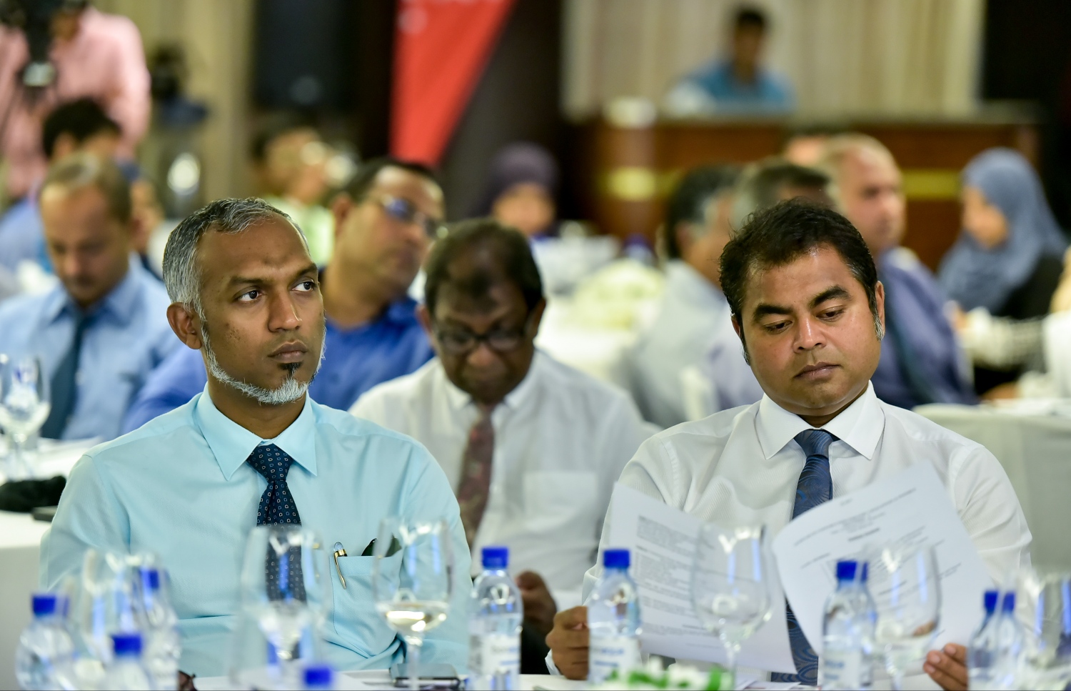 މާލެ: ފެބްރުއަރީ 15، 2017: މޯލްޑިވްސް އެސޯސިއޭޝަން އޮފް ކޮންސްޓްރަކްޝަން އިންޑަސްޓްރީ (މަސީ) ގެ ފަރާތުން، އިމާރާތް ކުރުމަށް ހުރި ދަތިތަކާ ބެހޭ ގޮތުން މަޝްވަރާކޮށް ހައްލެއް ހޯދުމަށް ހޮޓެލް ޖެންގައި ބޭއްވި ސެމިިނާގައި ހައުސިން މިނިސްޓަރު މުހައްމަދު މުއިއްޒު (ވ)، އަދި އެންވާރްމަންޓް މިނިސްޓަރު ތޯރިގް އިބްރާހިމް (ކ) ބައިވެރިވެ ވަޑައިގަންނަވަނީ.-- ފޮޓޯ: ނިޝާން އަލީ/ މިހާރު