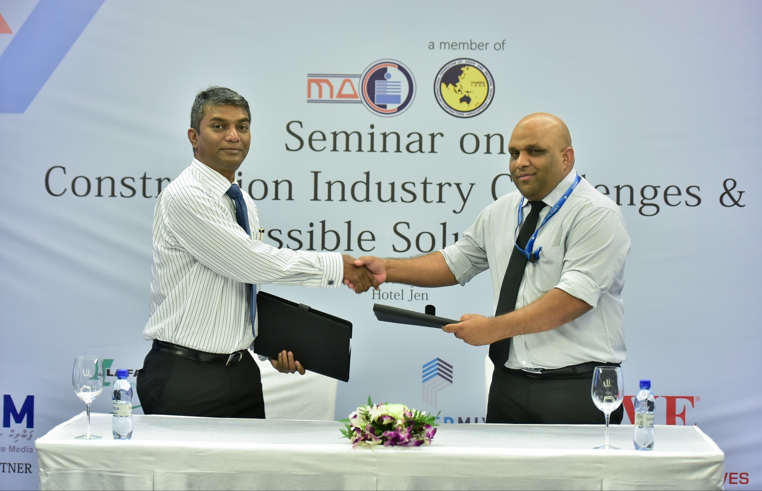 މާލެ: ފެބްރުއަރީ 15، 2017: މޯލްޑިވްސް އެސޯސިއޭޝަން އޮފް ކޮންސްޓްރަކްޝަން އިންޑަސްޓްރީ (މަސީ) ގެ ފަރާތުން، އިމާރާތް ކުރުމަށް ހުރި ދަތިތަކާ ބެހޭ ގޮތުން މަޝްވަރާކޮށް ހައްލެއް ހޯދުމަށް ހޮޓެލް ޖެންގައި ބޭއްވި ސެމިިނާގައި މަސީގެ ރައީސް މުހައްމަދު އަލީ ޖަނާހް (ވ) ލިޔުން ބަދަލު ކުރައްވަނީ.-- ފޮޓޯ: ނިޝާން އަލީ/ މިހާރު