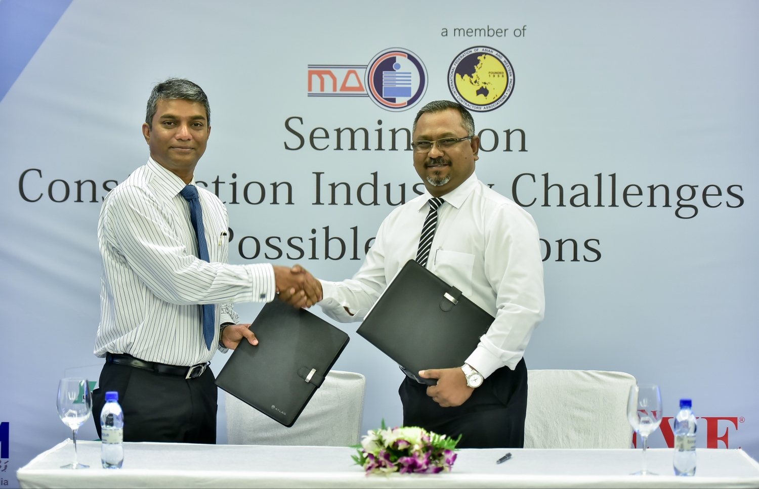 މާލެ: ފެބްރުއަރީ 15، 2017: މޯލްޑިވްސް އެސޯސިއޭޝަން އޮފް ކޮންސްޓްރަކްޝަން އިންޑަސްޓްރީ (މަސީ) ގެ ފަރާތުން، އިމާރާތް ކުރުމަށް ހުރި ދަތިތަކާ ބެހޭ ގޮތުން މަޝްވަރާކޮށް ހައްލެއް ހޯދުމަށް ހޮޓެލް ޖެންގައި ބޭއްވި ސެމިިނާގައި މަސީގެ ރައީސް މުހައްމަދު އަލީ ޖަނާހް (ވ) އަދި ޕީއެސްއެމްގެ މެނޭޖިން ޑިރެކްޓަރު ހަލީލް، ލިޔުން ބަދަލު ކުރައްވަނީ.-- ފޮޓޯ: ނިޝާން އަލީ/ މިހާރު