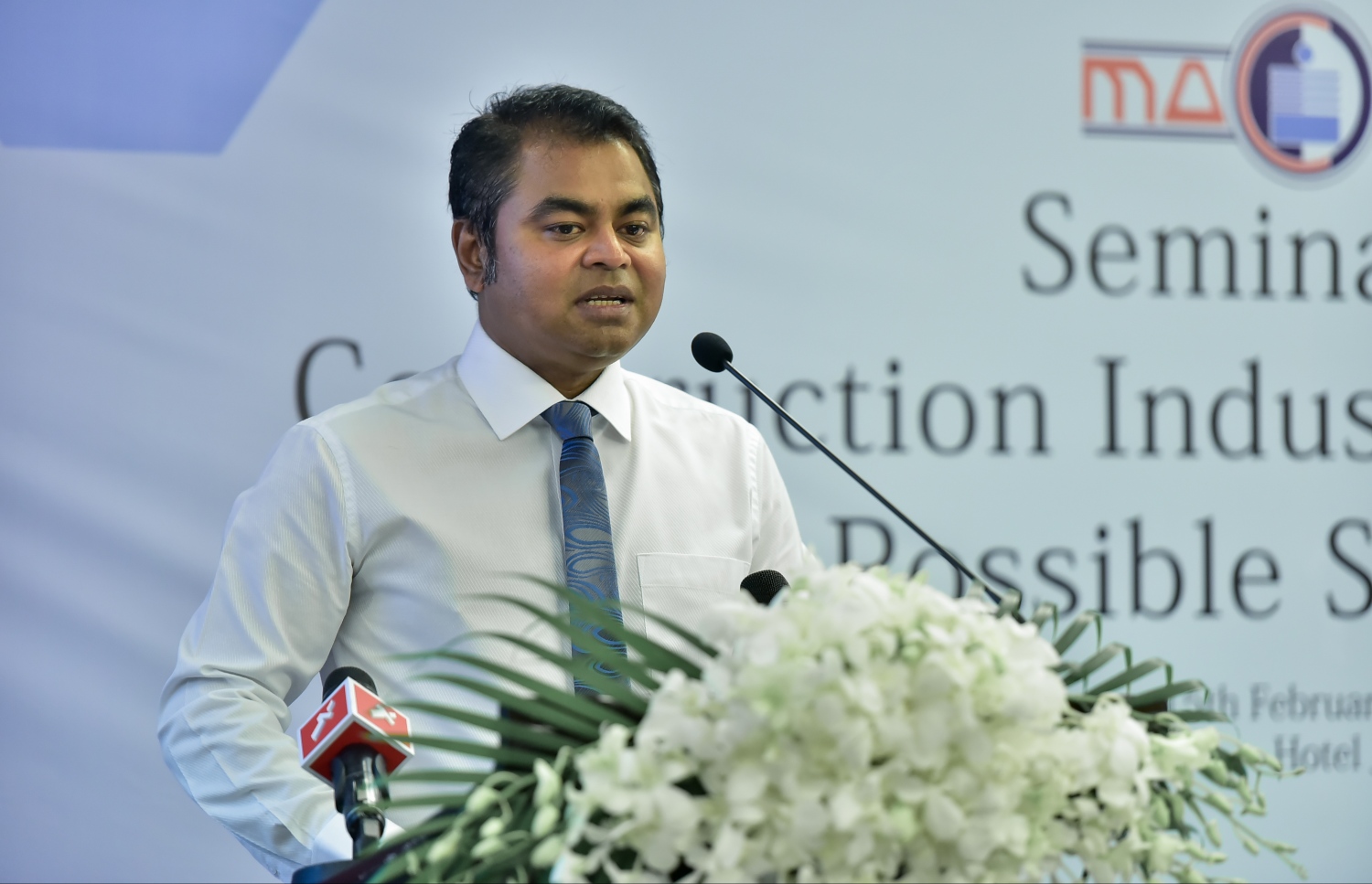 މާލެ: ފެބްރުއަރީ 15، 2017: މޯލްޑިވްސް އެސޯސިއޭޝަން އޮފް ކޮންސްޓްރަކްޝަން އިންޑަސްޓްރީ (މަސީ) ގެ ފަރާތުން، އިމާރާތް ކުރުމަށް ހުރި ދަތިތަކާ ބެހޭ ގޮތުން މަޝްވަރާކޮށް ހައްލެއް ހޯދުމަށް ހޮޓެލް ޖެންގައި ބޭއްވި ސެމިިނާގައި އެންވާރްމަންޓް މިނިސްޓަރު އިބްރާހިމް ތޯރިގް ވާހަކަ ދައްކަވަނީ.-- ފޮޓޯ: ނިޝާން އަލީ/ މިހާރު