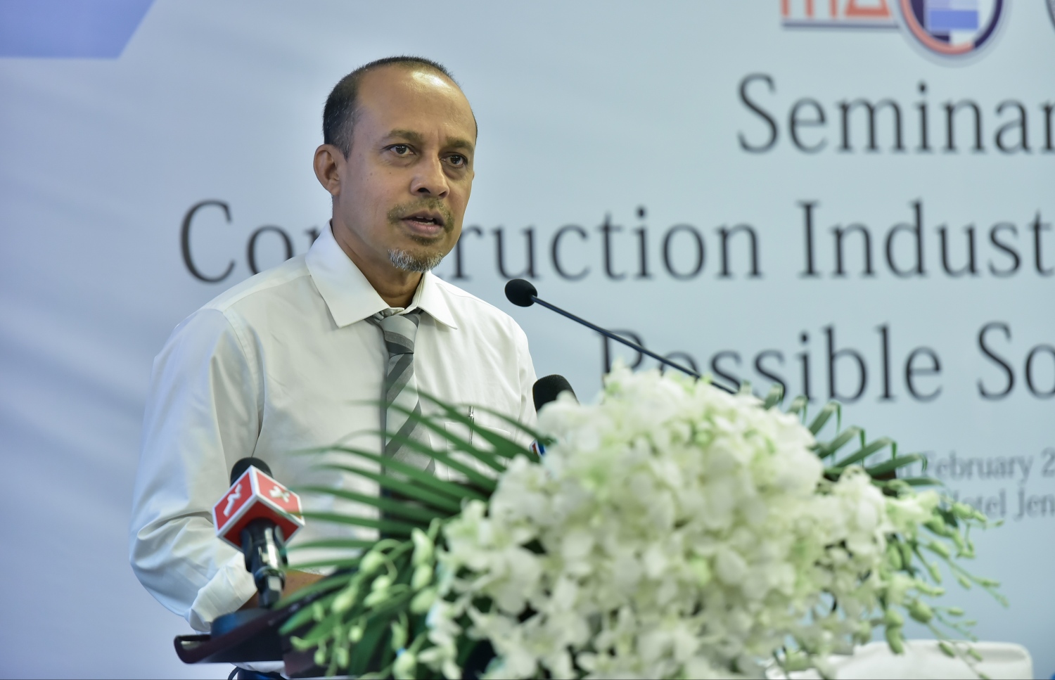 މާލެ: ފެބްރުއަރީ 15، 2017: މޯލްޑިވްސް އެސޯސިއޭޝަން އޮފް ކޮންސްޓްރަކްޝަން އިންޑަސްޓްރީ (މަސީ) ގެ ފަރާތުން، އިމާރާތް ކުރުމަށް ހުރި ދަތިތަކާ ބެހޭ ގޮތުން މަޝްވަރާކޮށް ހައްލެއް ހޯދުމަށް ހޮޓެލް ޖެންގައި ބޭއްވި ސެމިިނާގައި މަސީގެ ސްޕެޝަލް އެޑްވައިޒަރު މައުރޫފް ވާހަކަ ދައްކަވަނީ.-- ފޮޓޯ: ނިޝާން އަލީ/ މިހާރު