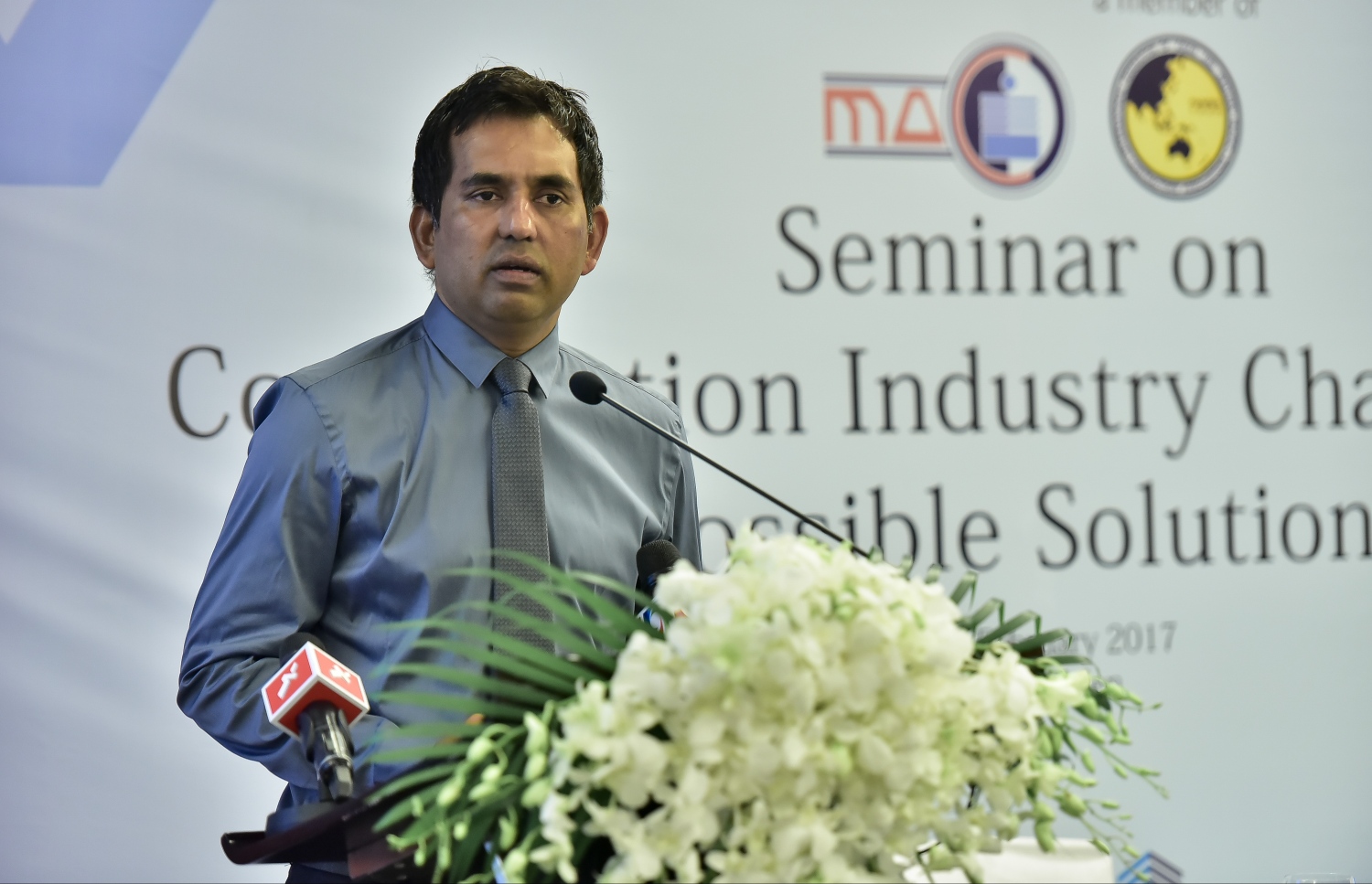 މާލެ: ފެބްރުއަރީ 15، 2017: މޯލްޑިވްސް އެސޯސިއޭޝަން އޮފް ކޮންސްޓްރަކްޝަން އިންޑަސްޓްރީ (މަސީ) ގެ ފަރާތުން، އިމާރާތް ކުރުމަށް ހުރި ދަތިތަކާ ބެހޭ ގޮތުން މަޝްވަރާކޮށް ހައްލެއް ހޯދުމަށް ހޮޓެލް ޖެންގައި ބޭއްވި ސެމިިނާގައި އިކޮނޮމިކް މިނިސްޓަރު މުހައްމަދު ސަޢީދު ވާހަކަ ދައްކަވަނީ.-- ފޮޓޯ: ނިޝާން އަލީ/ މިހާރު