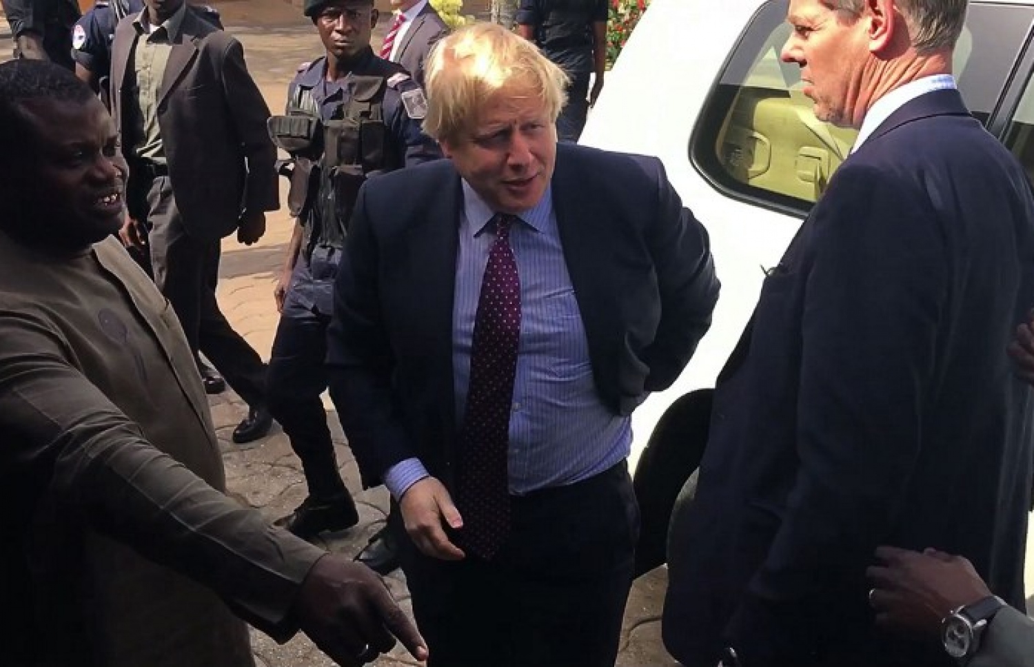 ގެމްބިއާގެ ރައީސް ބަރޯއާ ބައްދަލު ކުރެއްވުމަށް އިނގިރޭސި ޚާރިޖީ ވަޒީރު ބޮރިސް ޖޯންސަން ވަޑައިގަންނަވަނީ. --ފޮޓޯ:އޭއެފްޕީ