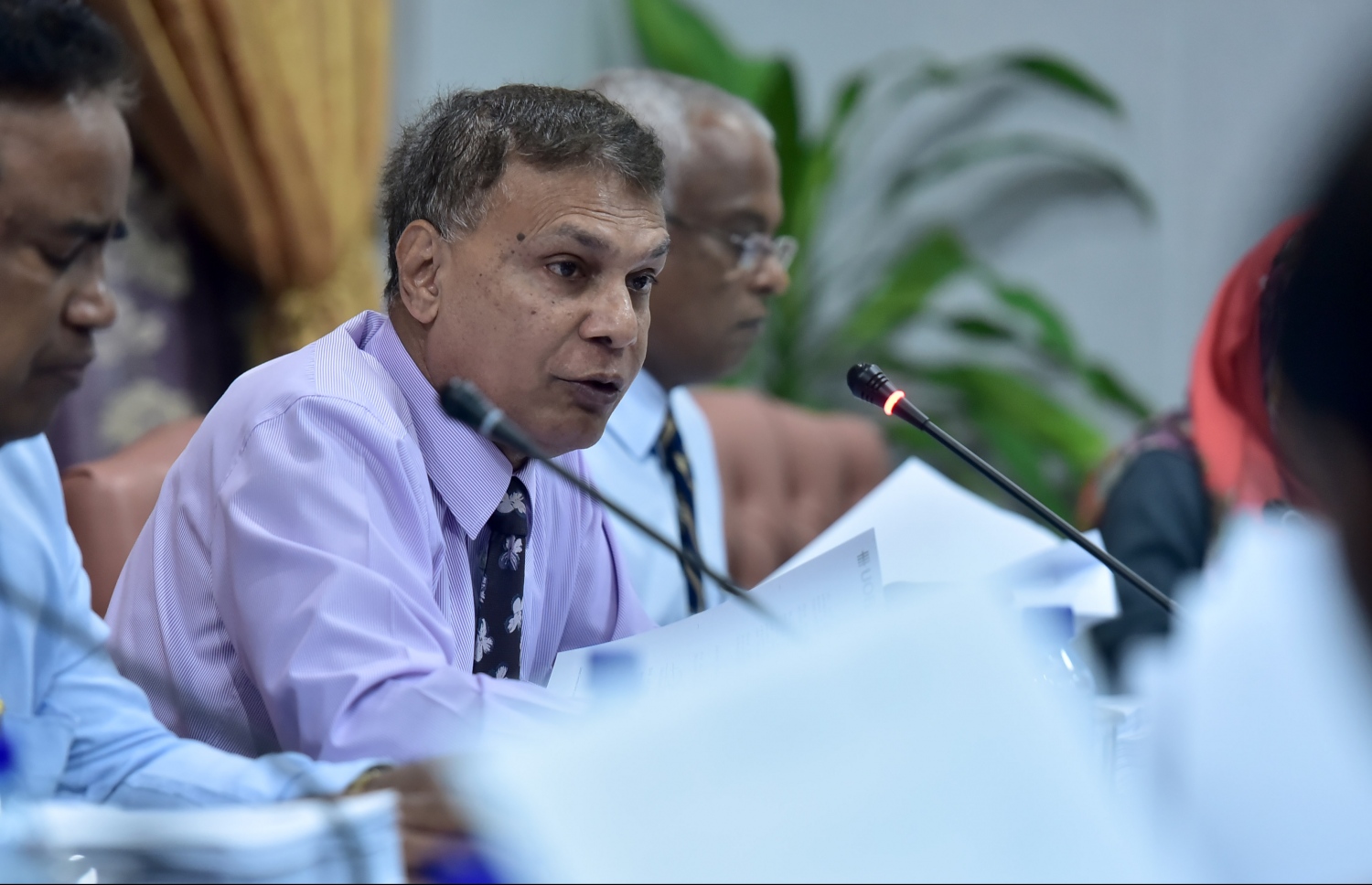 ބައްދަލުވުމުގައި ޝަރީފް ވާހަކަ ދައްކަވަނީ.---ފޮޓޯ: ހުސެއިން ވަހީދު/މިހާރު