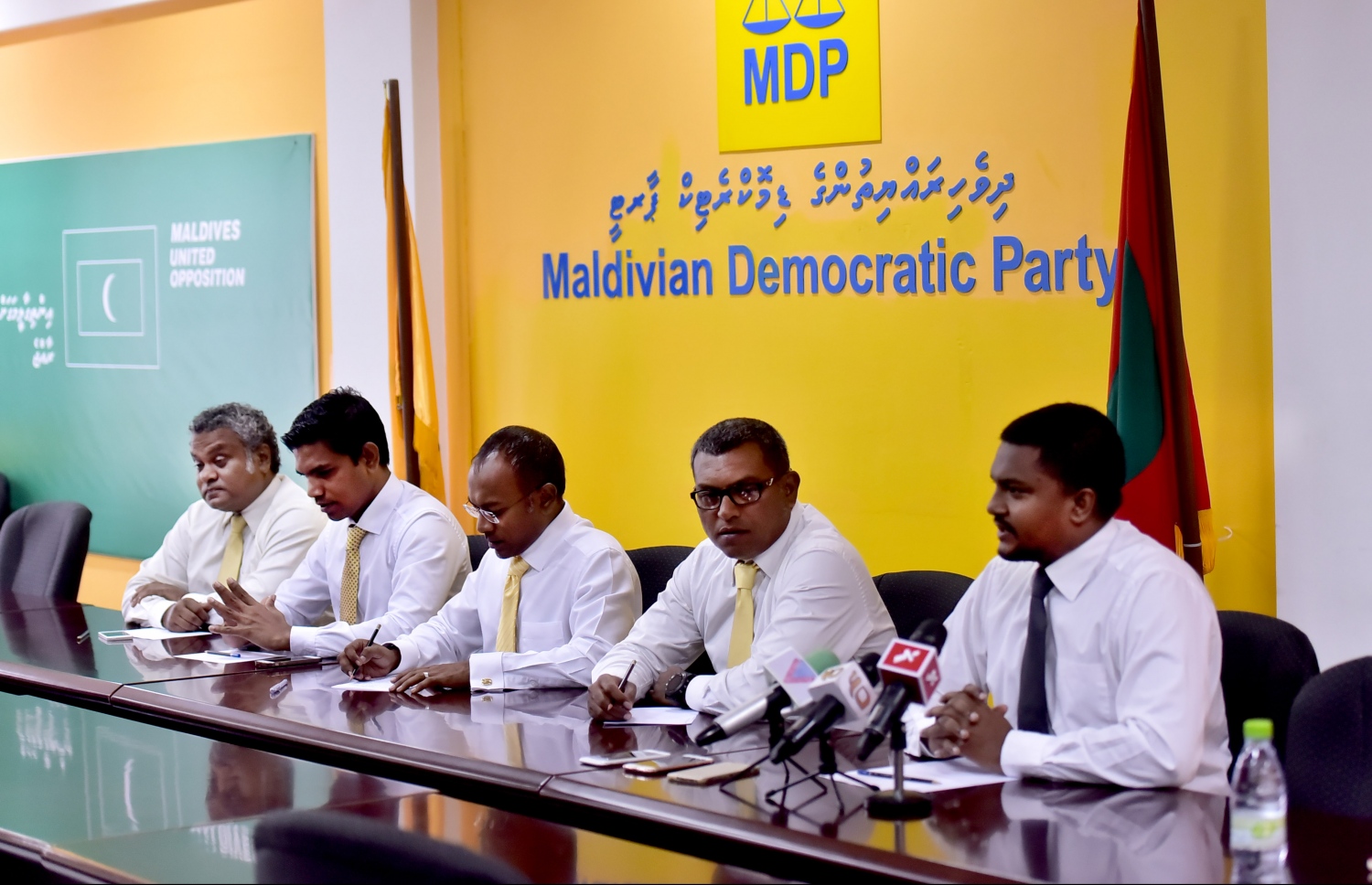 އެމްޑީޕީން މިއަދު ބޭއްވި ޕްރެސް ކޮންފަރެންސްގައި އެ ޕާޓީގެ އިސްބޭފުޅުން ބައިވެރިވެވަޑައިގަންނަވަނީ.---ފޮޓޯ: ހުސެއިން ވަހީދު/ މިހާރު