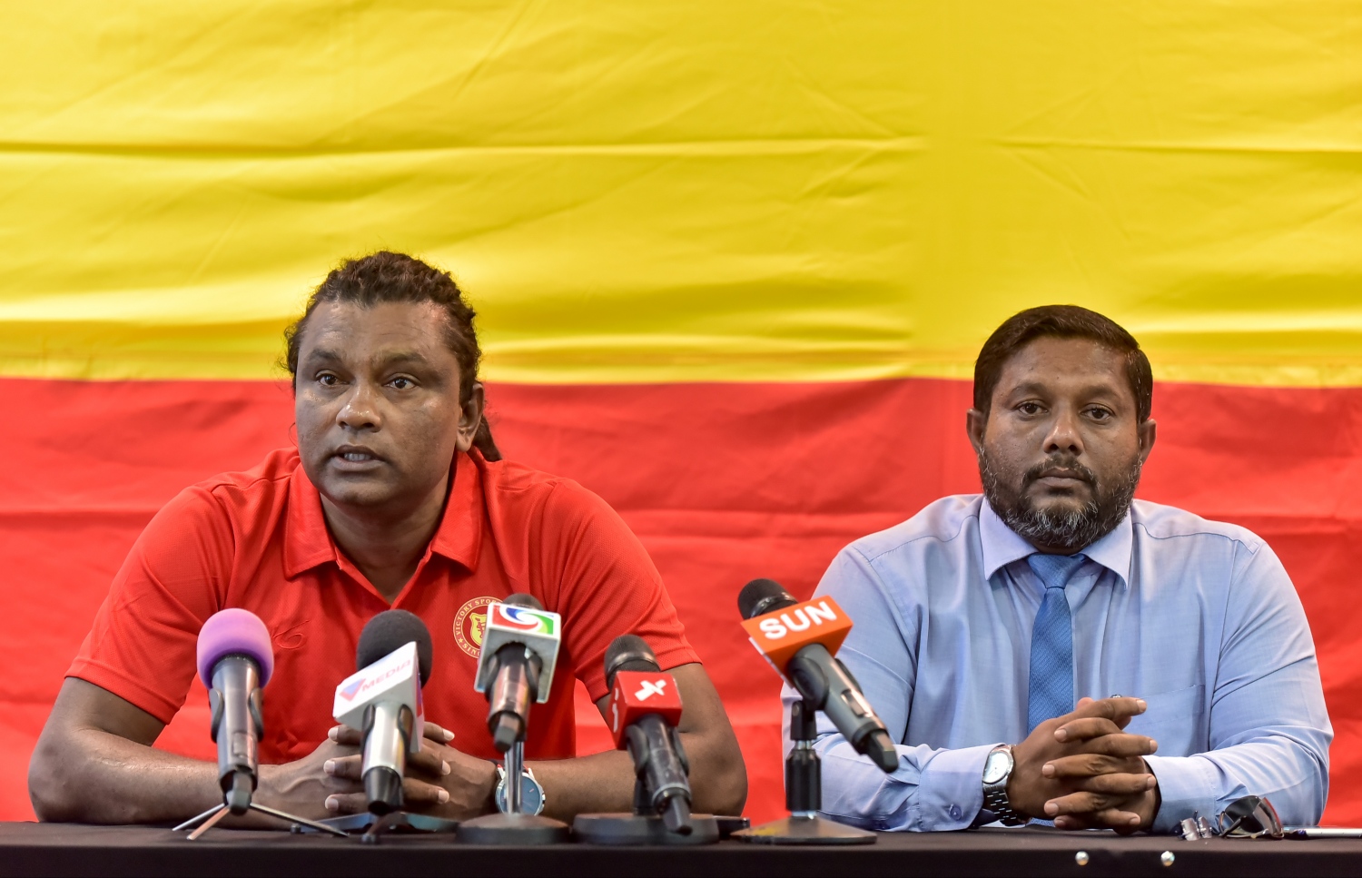 މިއަދު އޮތް ނޫސްވެރިންގެ ބައްދަލުވުމުގެ ވިކްޓަރީގެ ޗެއާމަން ނަޒީމް (ކ) އާއި ވިކްޓަރީގެ ކޯޗު ސުޒޭން.-- ފޮޓޯ: ނިޝާން އަލީ/ މިހާރު