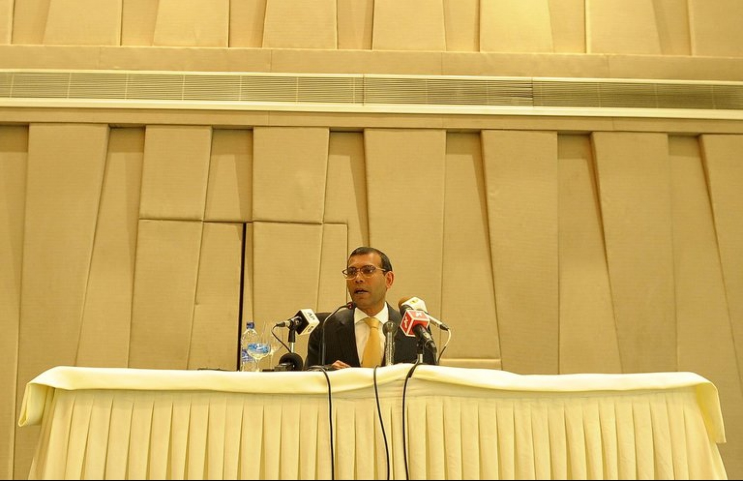 ނަޝީދު އެންމެ ފަހުން ލަންކާ އަށް ވަޑައިގެން ބޭއްވެވި ނިއުސް ކޮންފަރެންސްގައި ވާހަކަފުޅު ދައްކަވަނީ