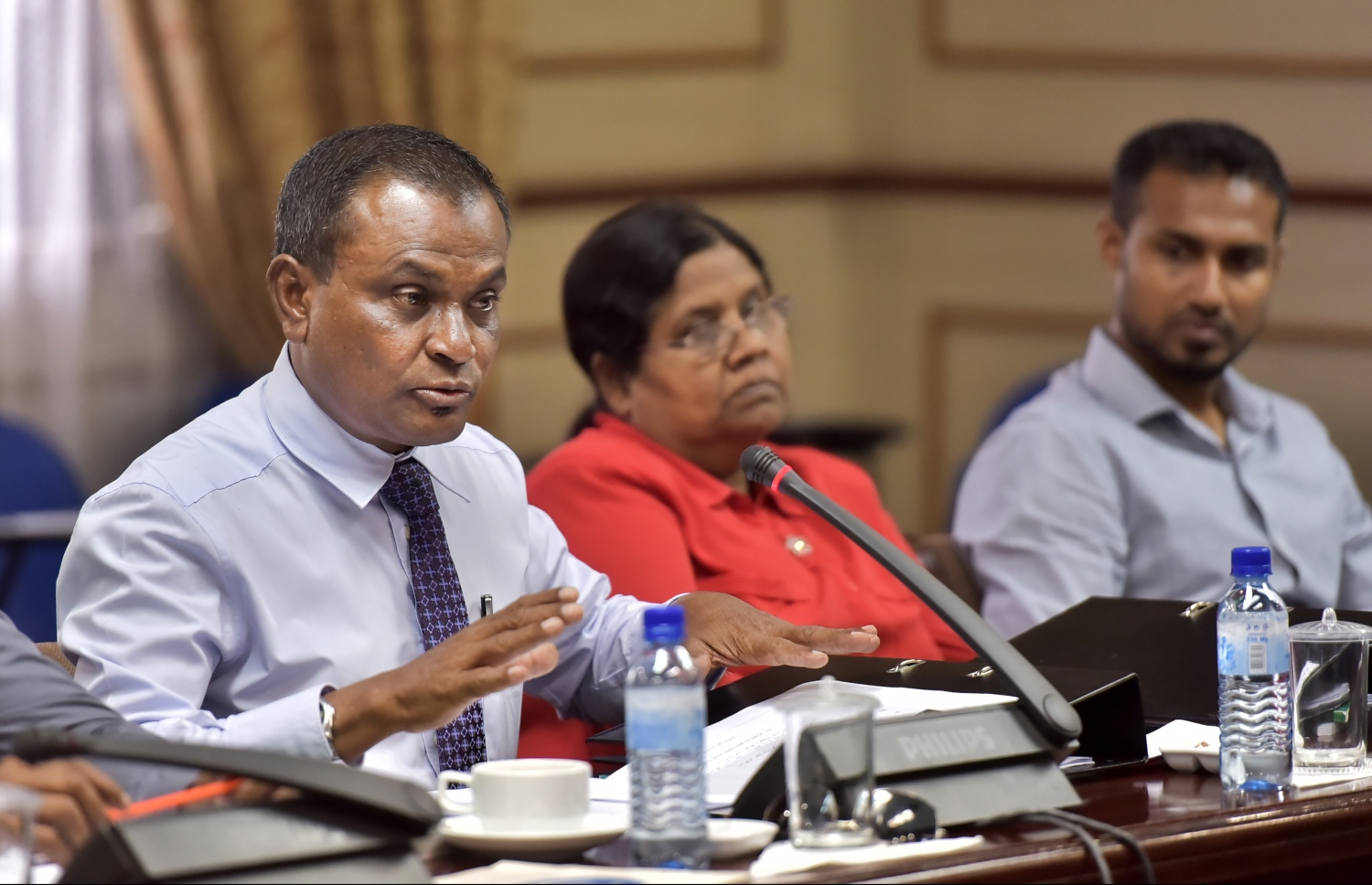 ކޮމެޓީ ބައްދަލުވުމުގައި އާމިރު (ވ) ވާހަކަ ދައްކަވަނީ. - ފޮޓޯ: ހުސެއިން ވަހީދު/ މިހާރު