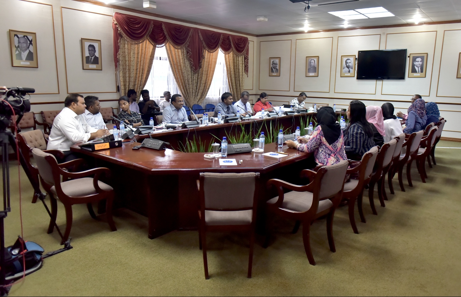 ޑިއުޓީ ބޮޑުކުރާ ބިލުގެ މަސައްކަތް ކުރިއަށް ގެންދިޔަ އިގްތިސޯދީ ކޮމިޓީން ކަމާބެހޭ އިދާރާތަކުގެ ބޭފުޅުންނާ ސުވާލުކުރަނީ