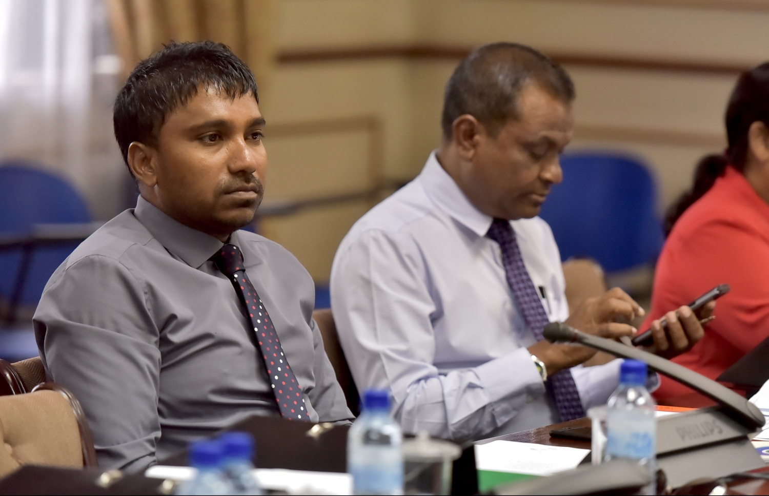 އިގްތިސާދީ ކޮމެޓީގެ މުގައްރިރު އިލްހާމް (ވ) އަދި ކުޑަހުވަދޫ ދާއިރާގެ މެމްބަރު އާމިރު. - ފޮޓޯ: ހުސެއިން ވަހީދު/ މިހާރު