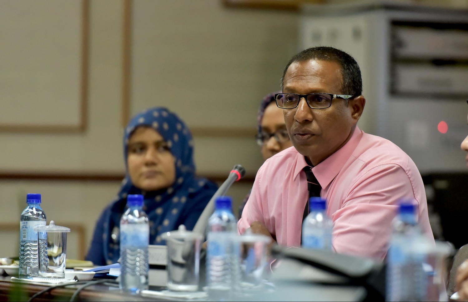 ރައްޔިތުންގެ މަޖިލީހުގެ ކޮމިޓީއެއްގައި ދުންފަތުގެ މައްސަލައާ ބެހޭގޮތުން ހަސަން ވާހަކަދައްކަވަނީ.- ފައިލް ފޮޓޯ: ހުސައިން ވަހީދު/ މިހާރު